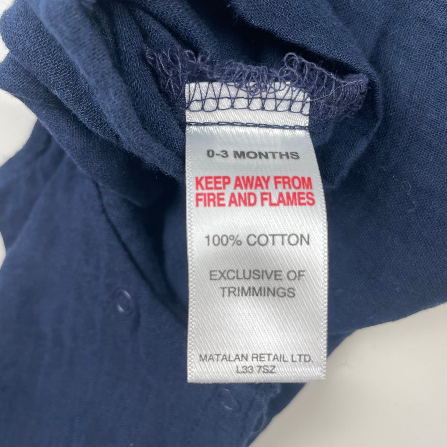 Dunkelblauer Overall für Babys mit Knöpfen und Taschen. – logo