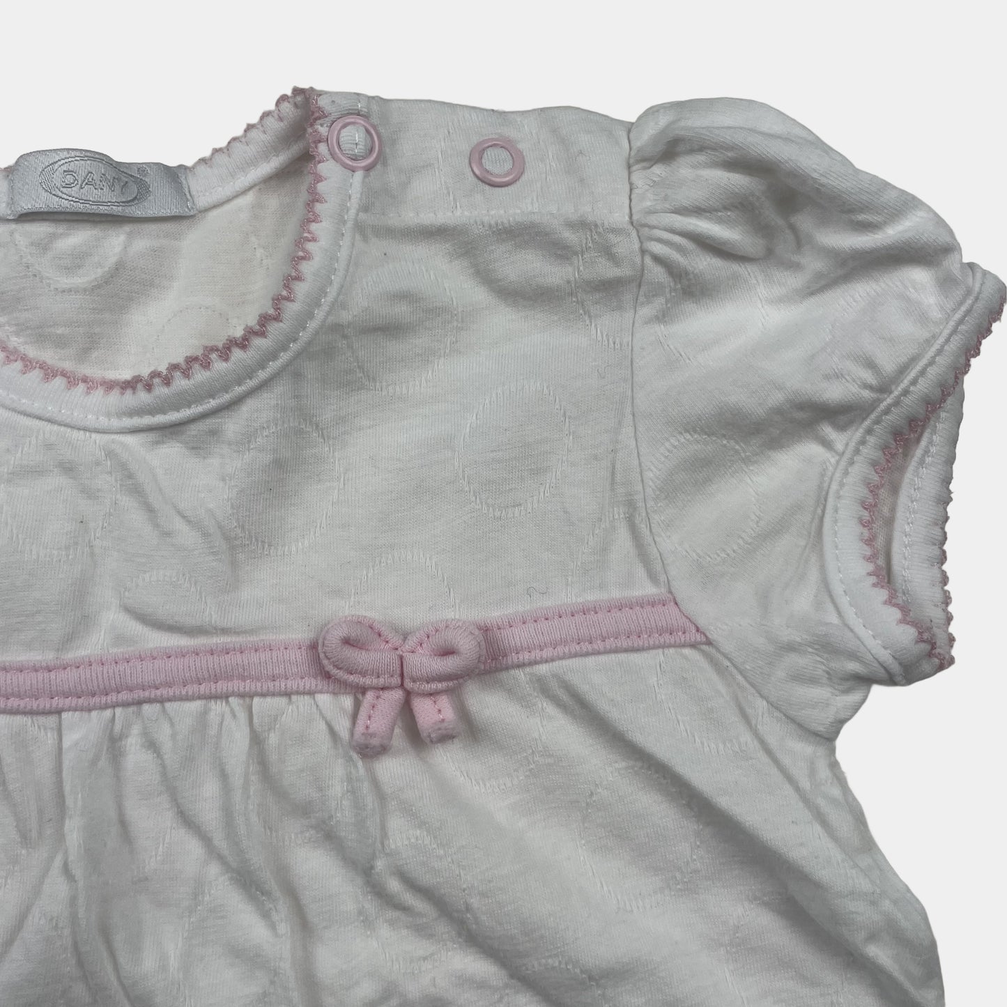 Weißes Baumwoll-Kleid mit rosa Details und kurzen Ärmeln