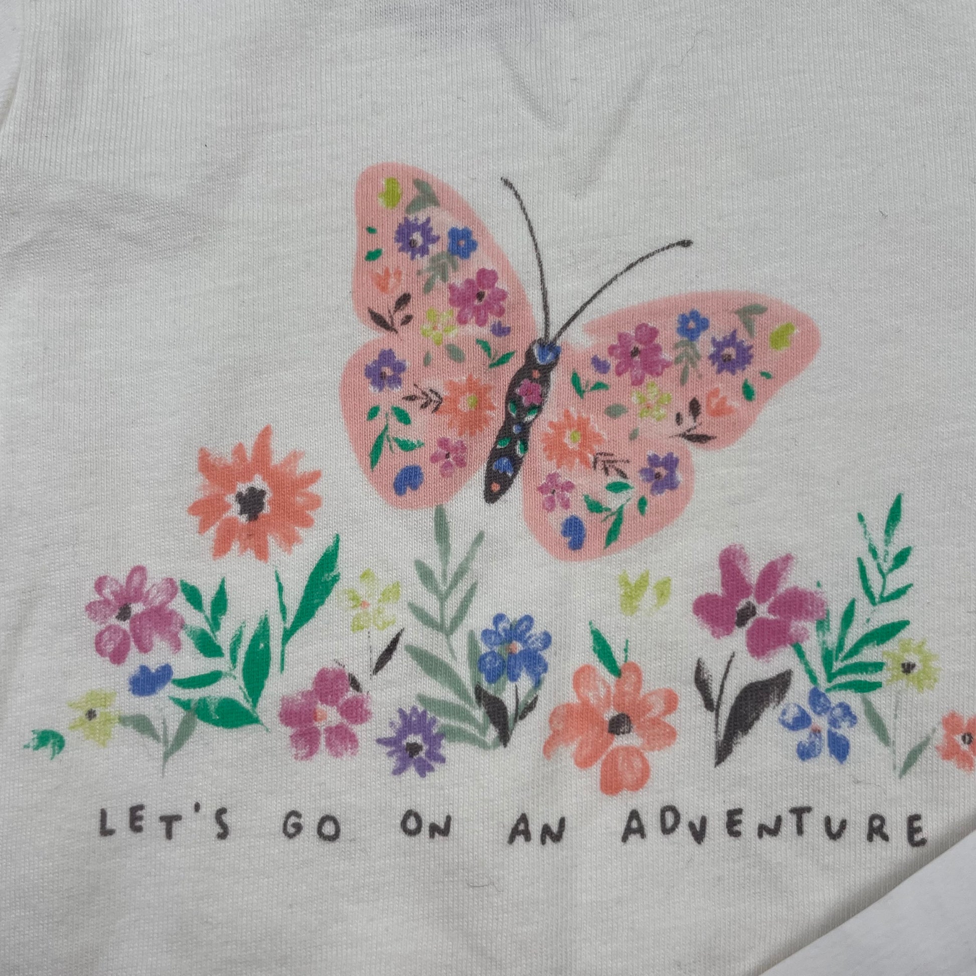 Weißes T-Shirt mit Schmetterling und Blumenmotiv für Babys. – fabric