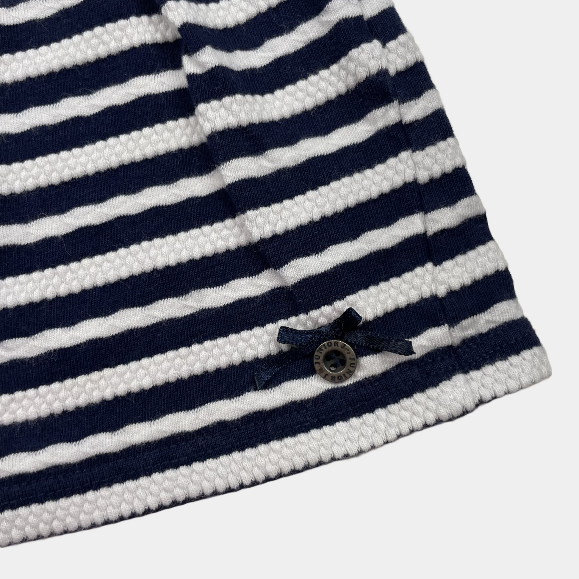 Blau-weißes gestreiftes Baumwoll-Kleid für Babys mit kurzen Ärmeln – detail