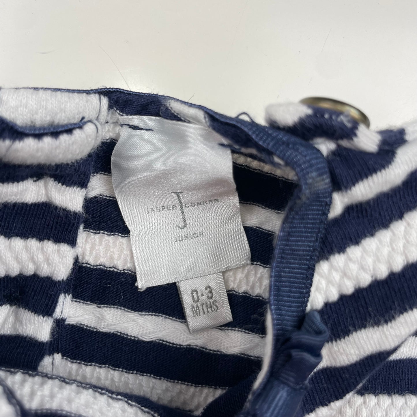 Blau-weißes gestreiftes Baumwoll-Kleid für Babys mit kurzen Ärmeln – fabric