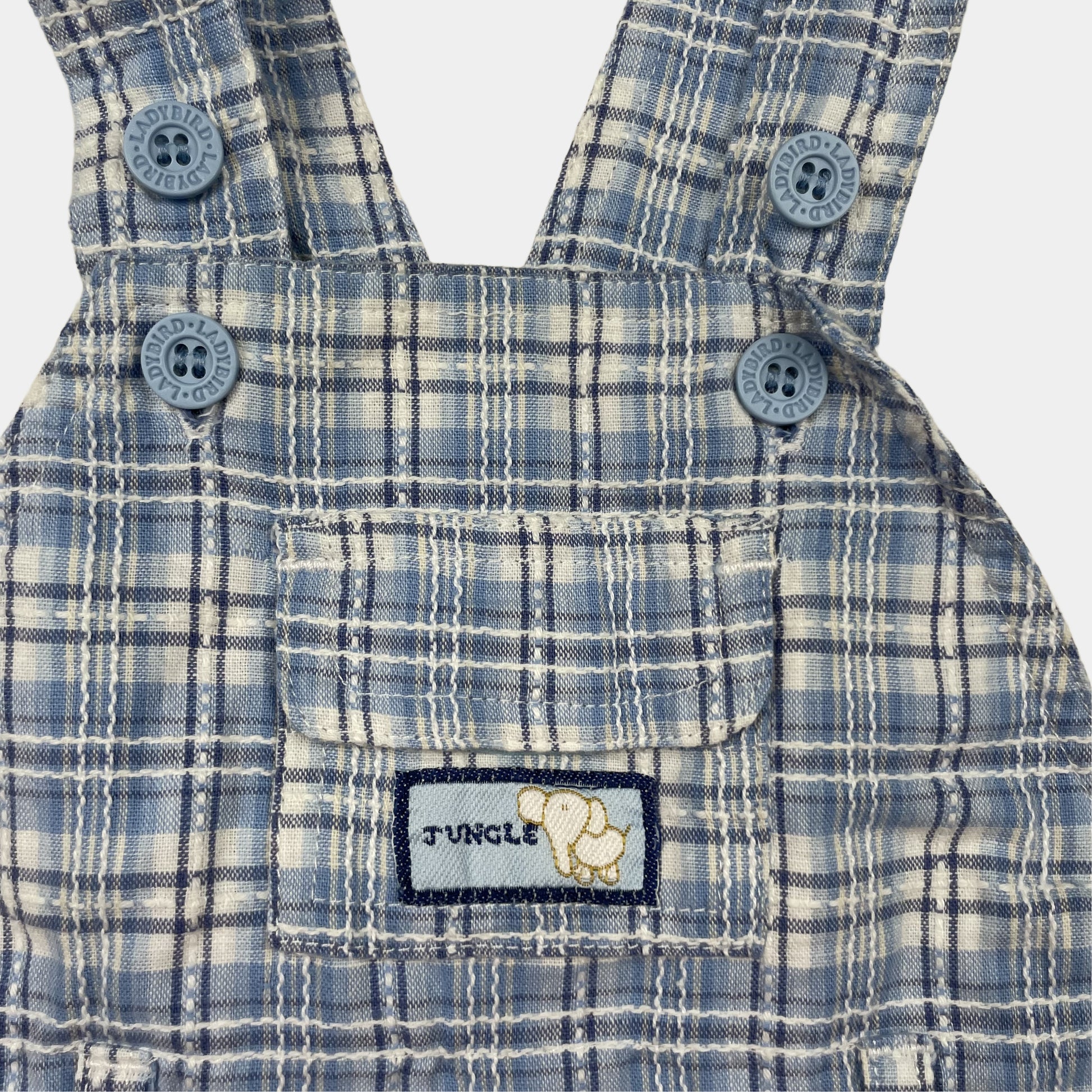Blauer Baumwoll-Overall mit kariertem Muster und Taschen. – detail