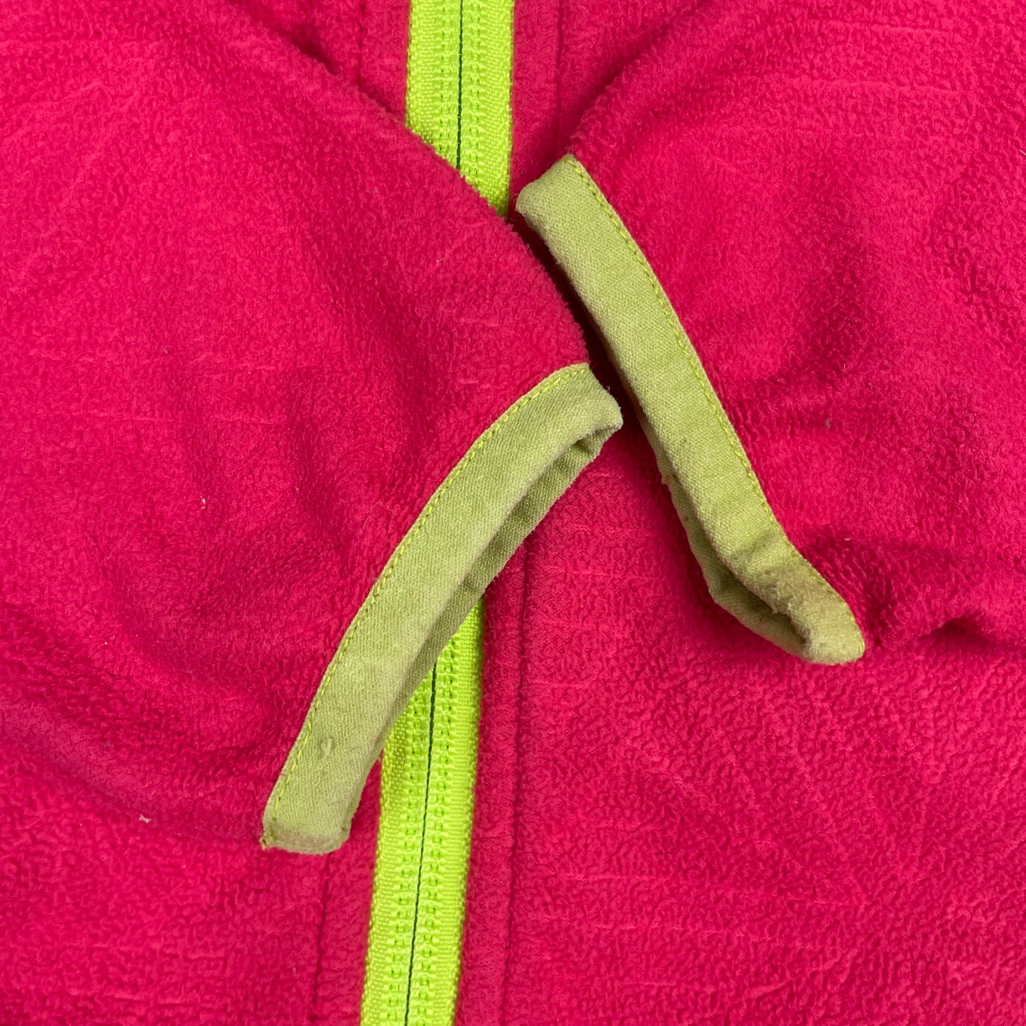 Rosa Kinder-Kapuzenjacke mit grünen Kontrasten, Reißverschluss, Taschen und Daumenlöchern – detail