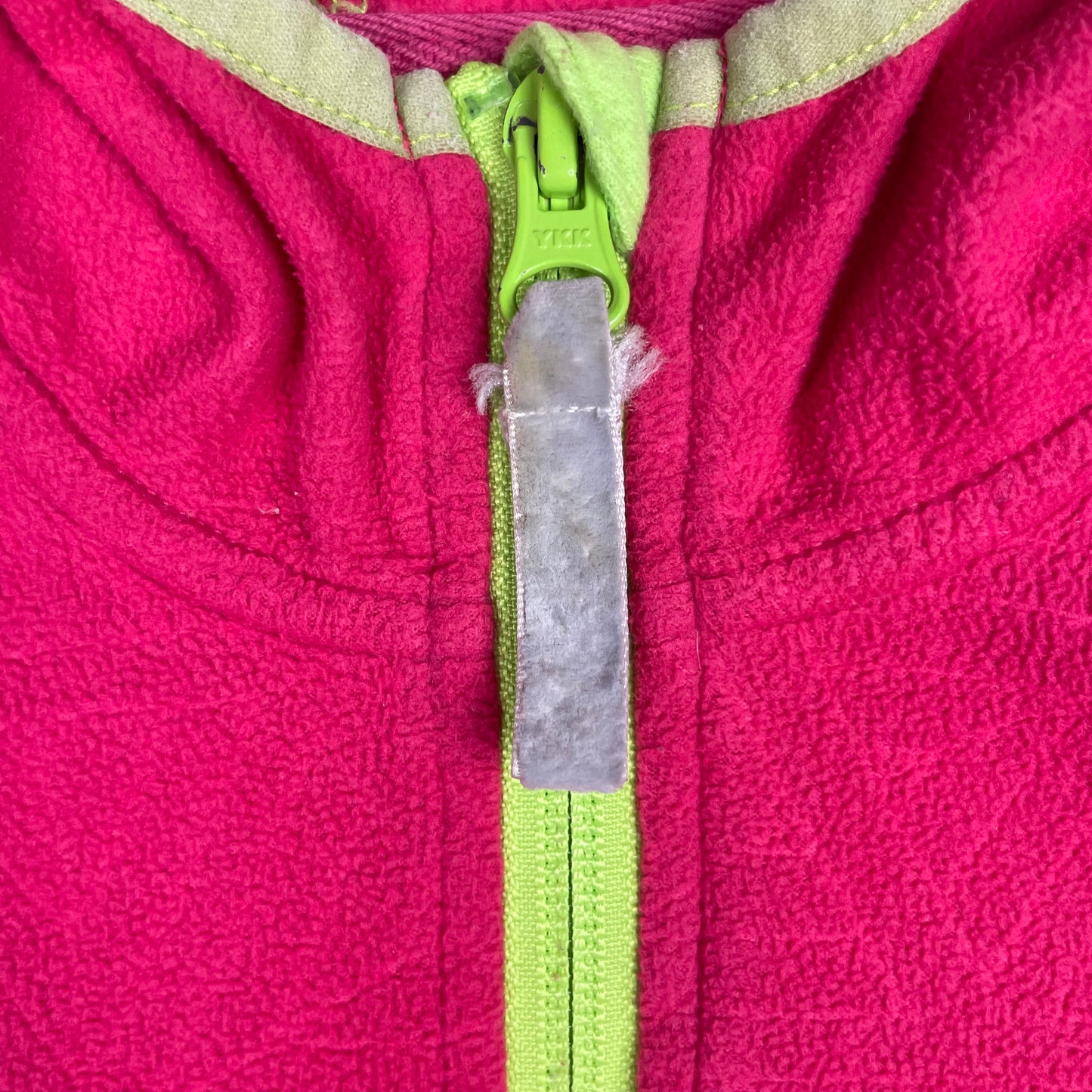 Rosa Kinder-Kapuzenjacke mit grünen Kontrasten, Reißverschluss, Taschen und Daumenlöchern – zip