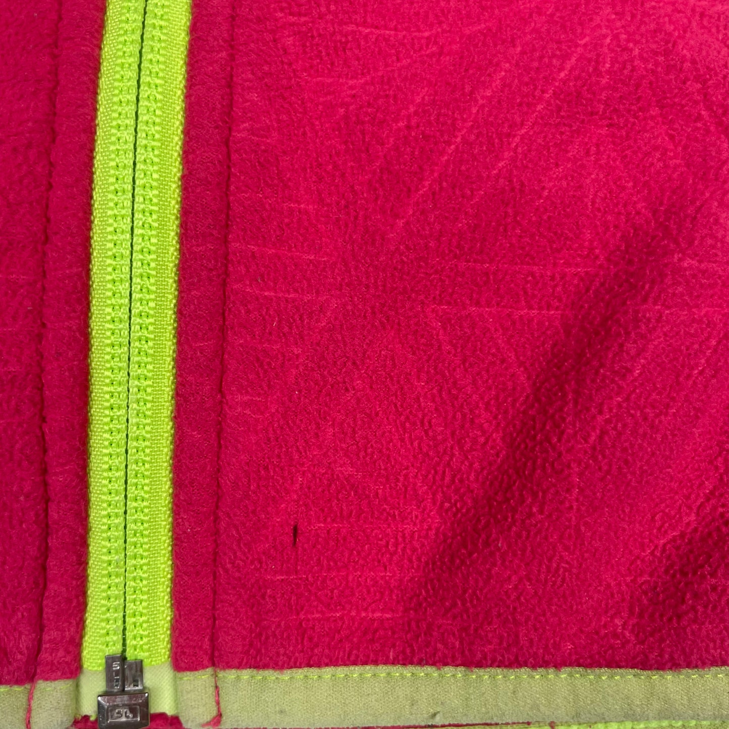 Rosa Kinder-Kapuzenjacke mit grünen Kontrasten, Reißverschluss, Taschen und Daumenlöchern – fabric