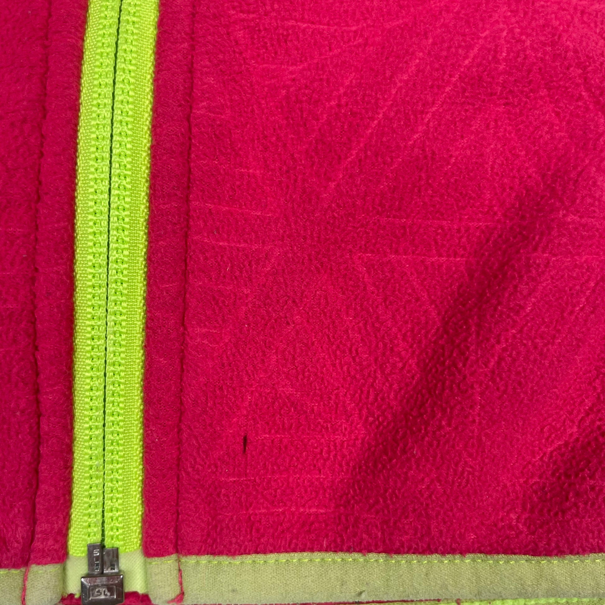 Rosa Kinder-Kapuzenjacke mit grünen Kontrasten, Reißverschluss, Taschen und Daumenlöchern – fabric