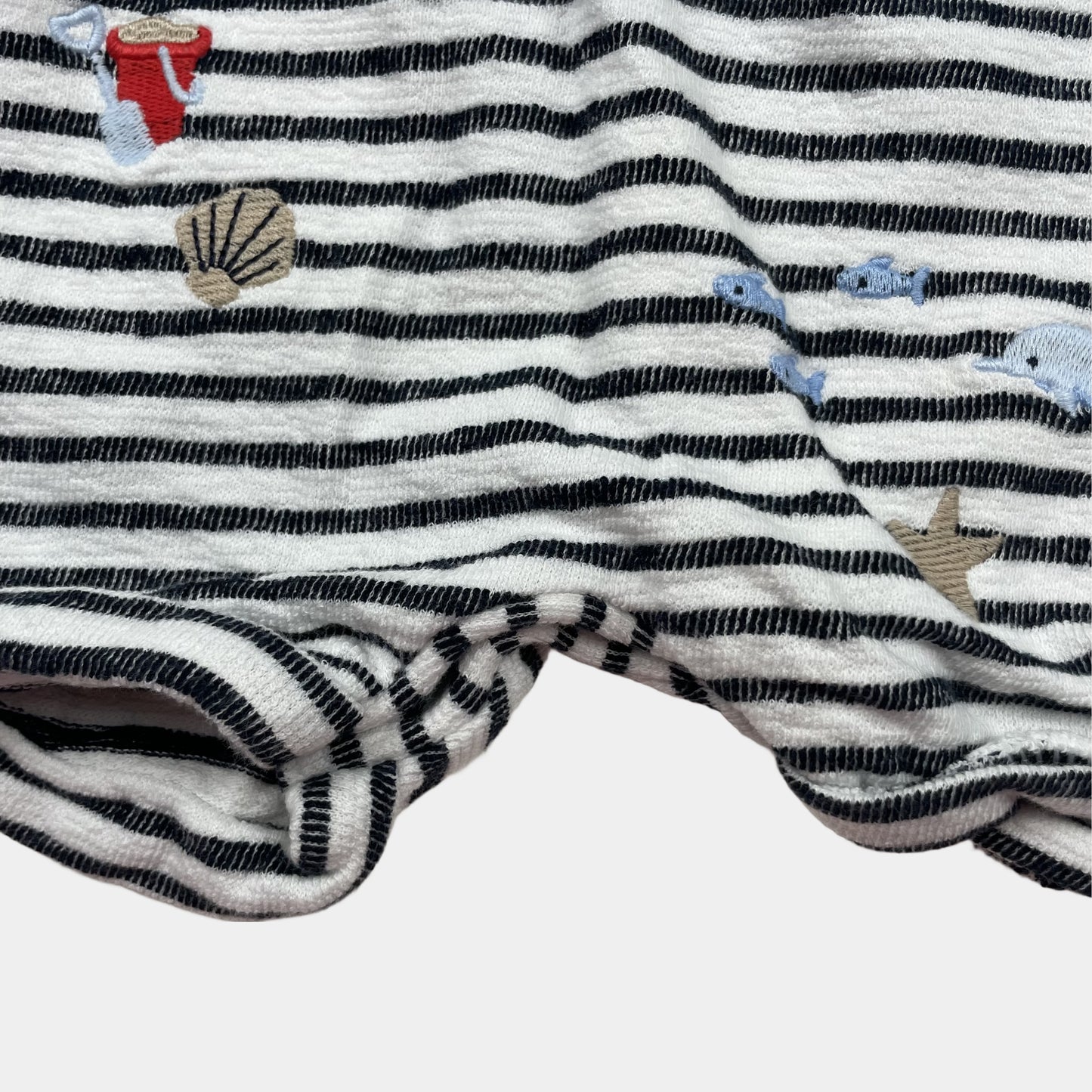 Schwarz-weißer Baumwoll-Overall mit maritimen Motiven für Babys – close‑up