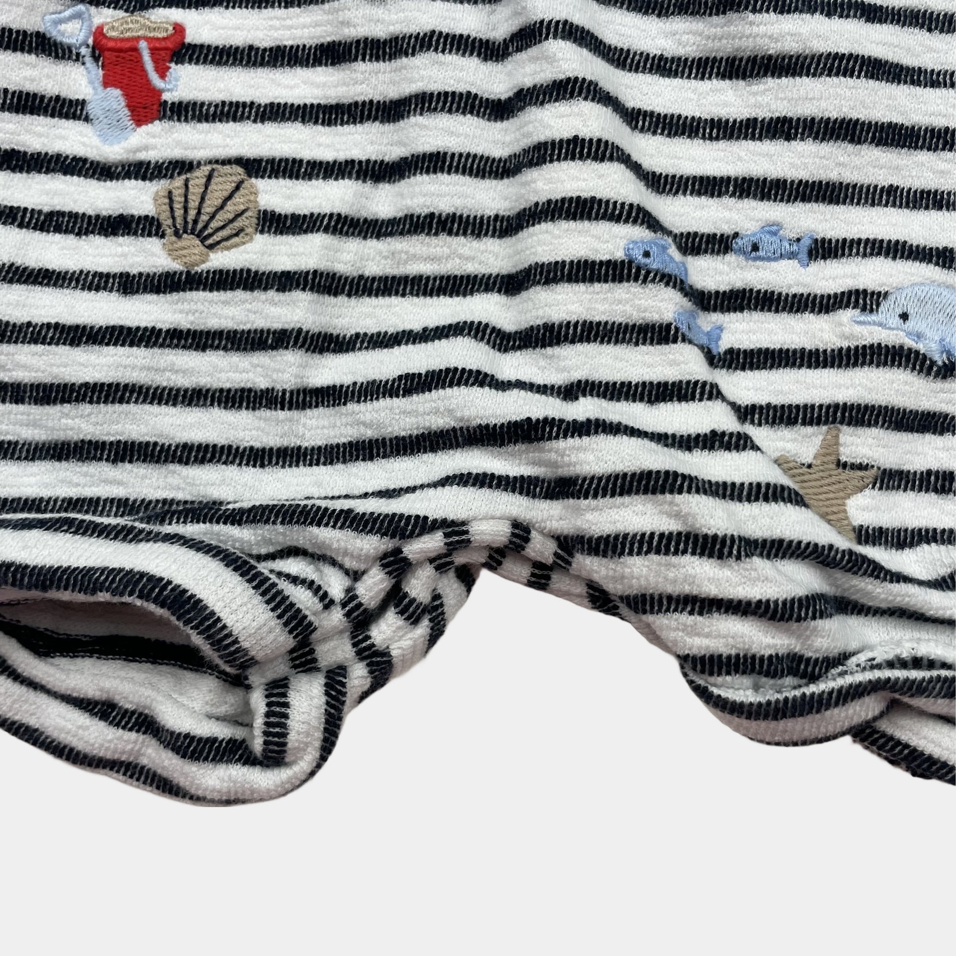 Schwarz-weißer Baumwoll-Overall mit maritimen Motiven für Babys – close‑up