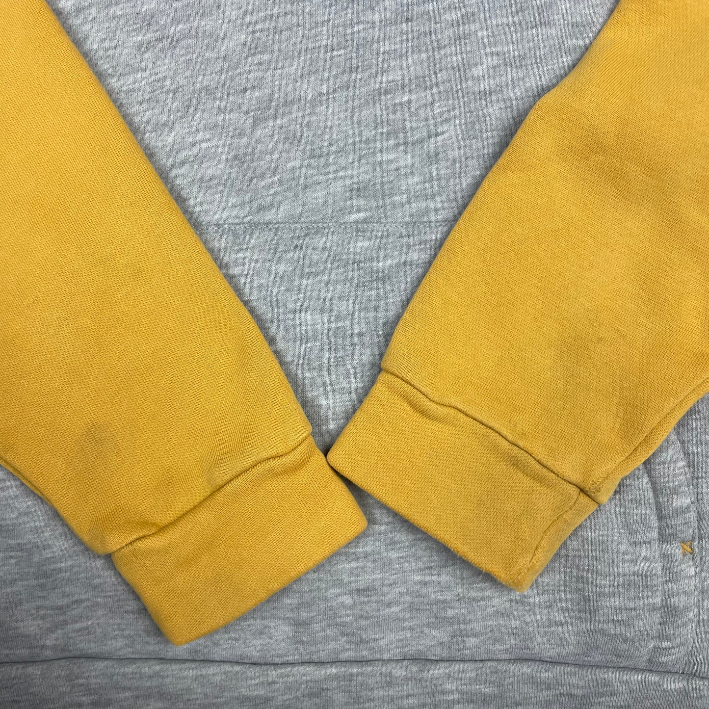 Grauer und gelber Adidas Kapuzenpullover mit blauem Bruststreifen und ADIDAS-Schriftzug, Größe 140 – sleeve