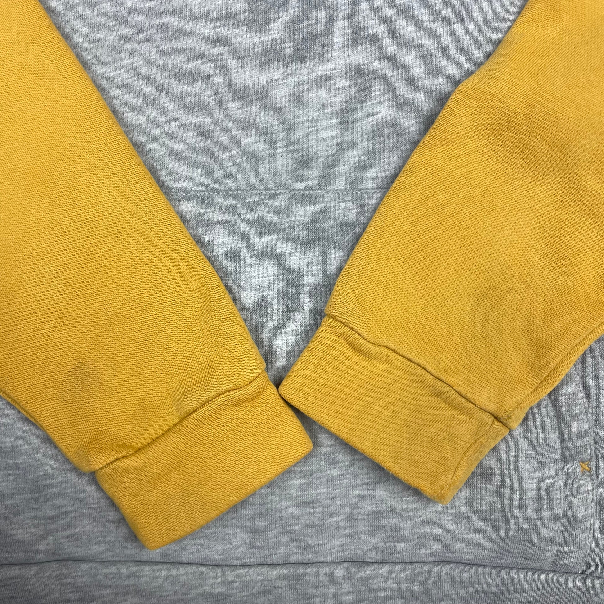 Grauer und gelber Adidas Kapuzenpullover mit blauem Bruststreifen und ADIDAS-Schriftzug, Größe 140 – sleeve