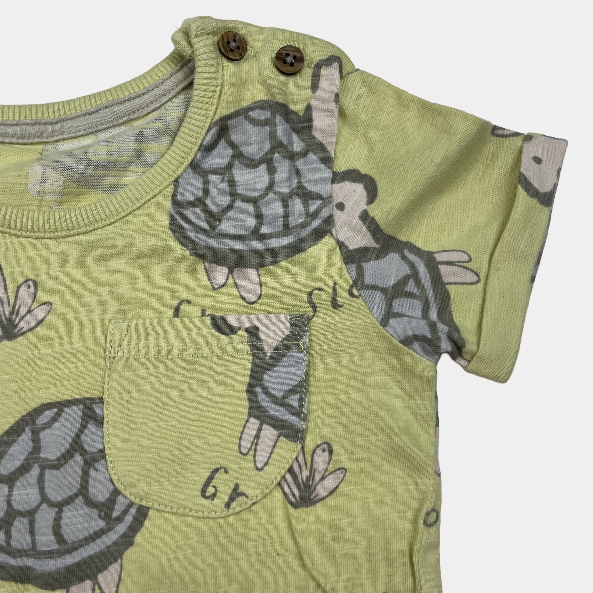 Gelbes T-Shirt mit Schildkrötenmuster für Kleinkinder – detail
