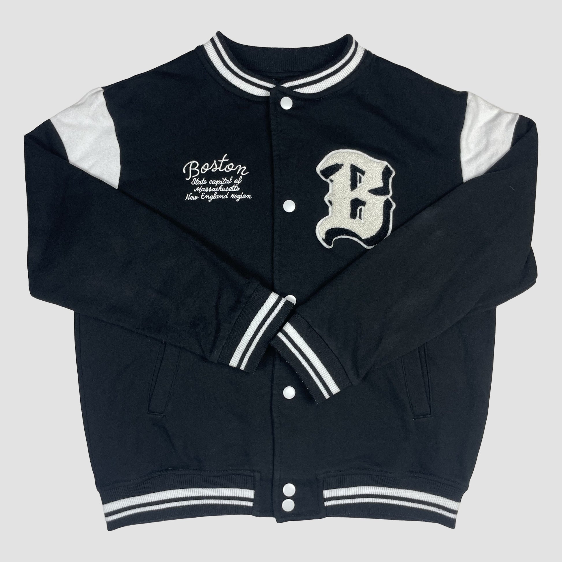 Schwarze H&M Collegejacke mit Boston-Buchstaben-Applikation, Größe 146/152 – front