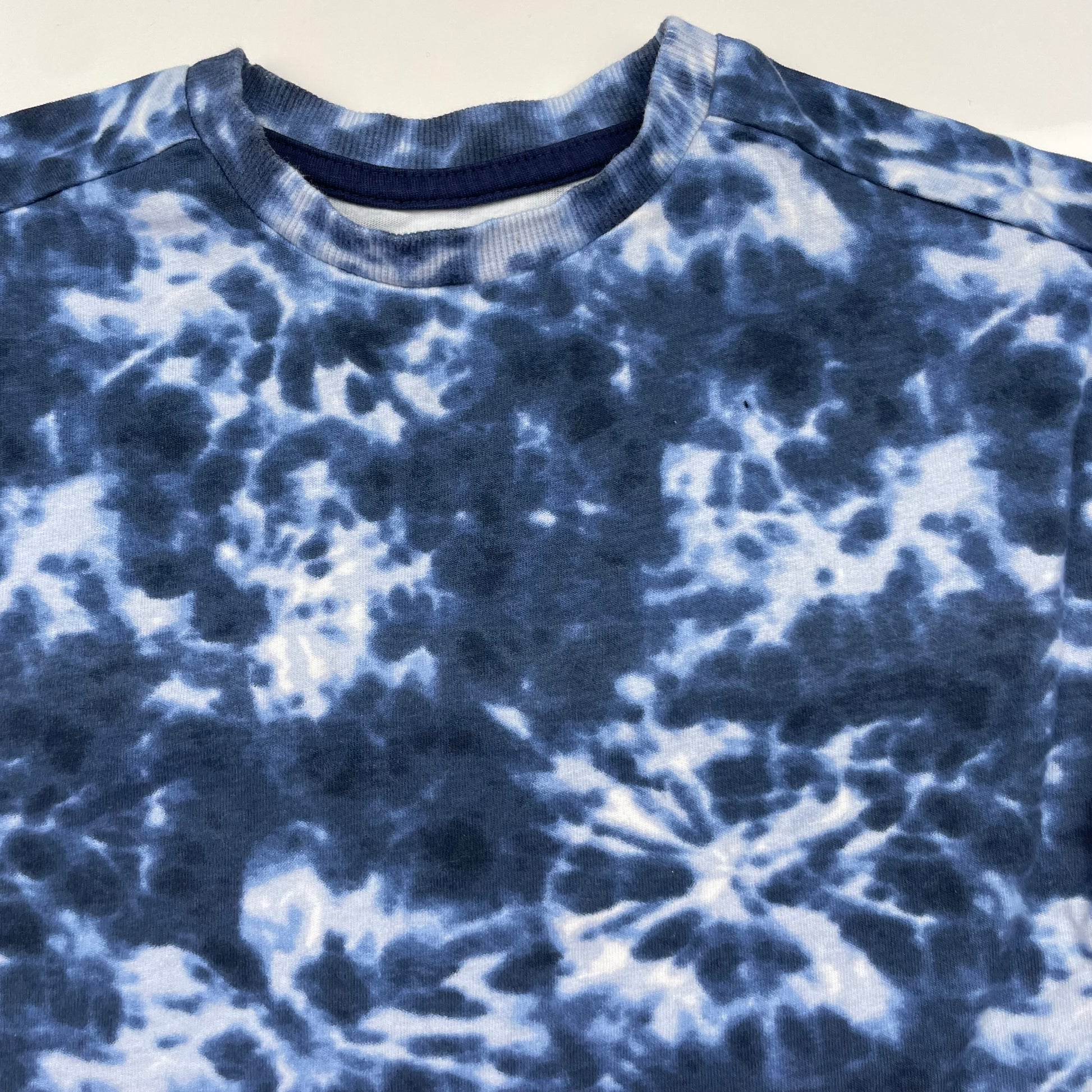Blaues Tie-Dye T-Shirt für Kinder, Größe 1 1/2-2 Jahre, von Nutmeg – detail