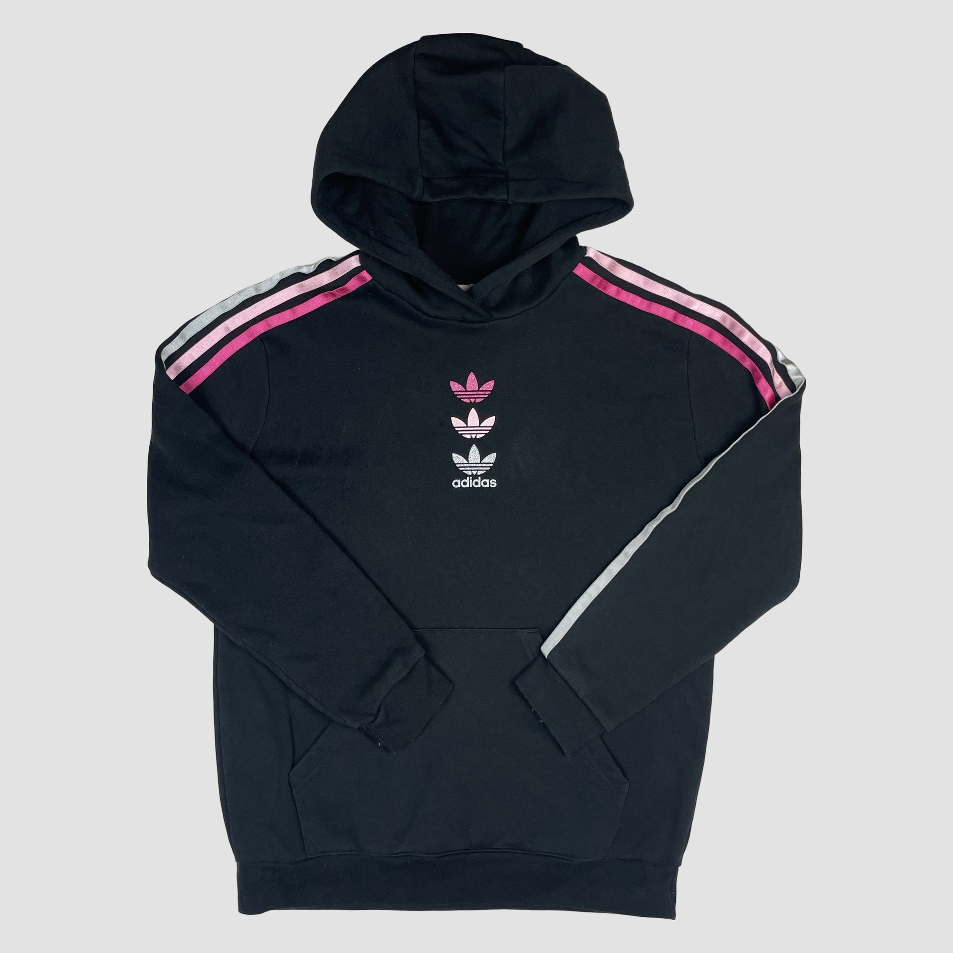 Schwarzer Adidas Originals Kinder-Hoodie mit rosa und grauen Streifen an den Schultern und Trefoil-Logo vorne, Größe 152. – front