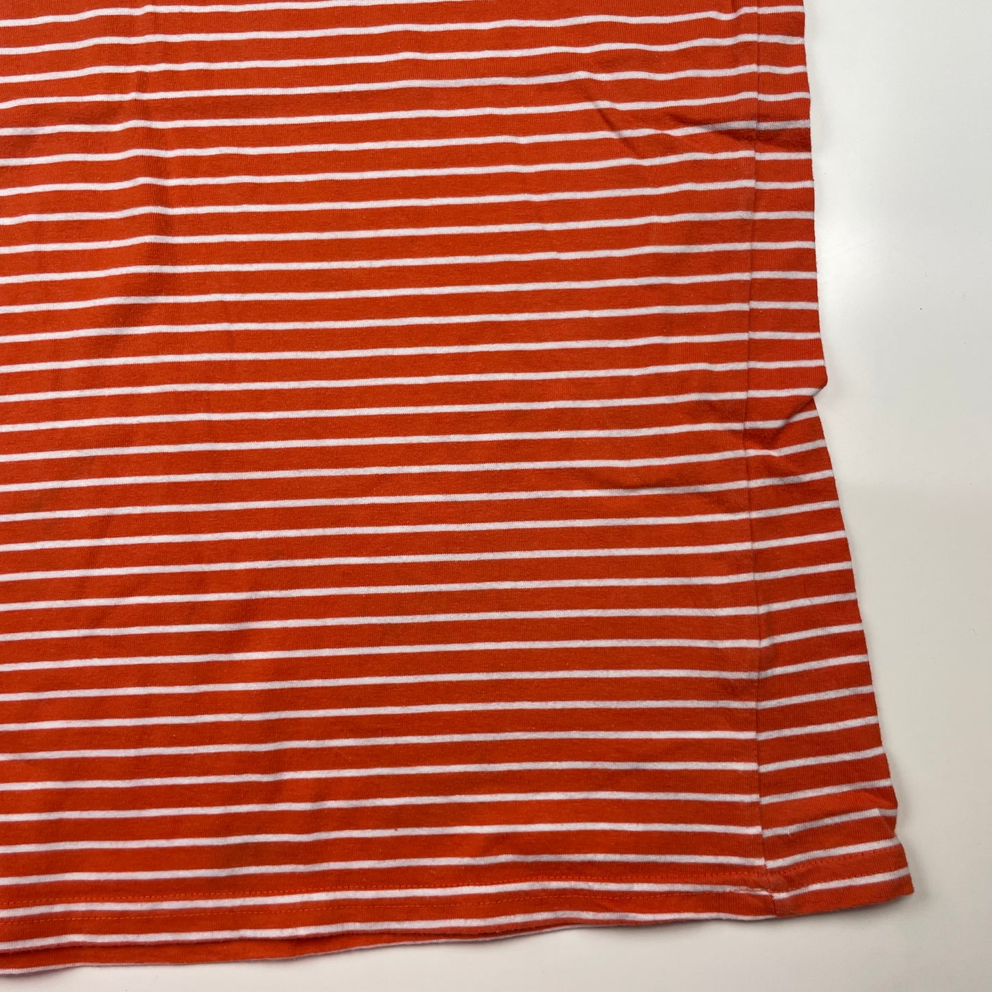 Orangenes gestreiftes T-Shirt von Mountain Warehouse für 13 Jahre alte Jungen. – detail