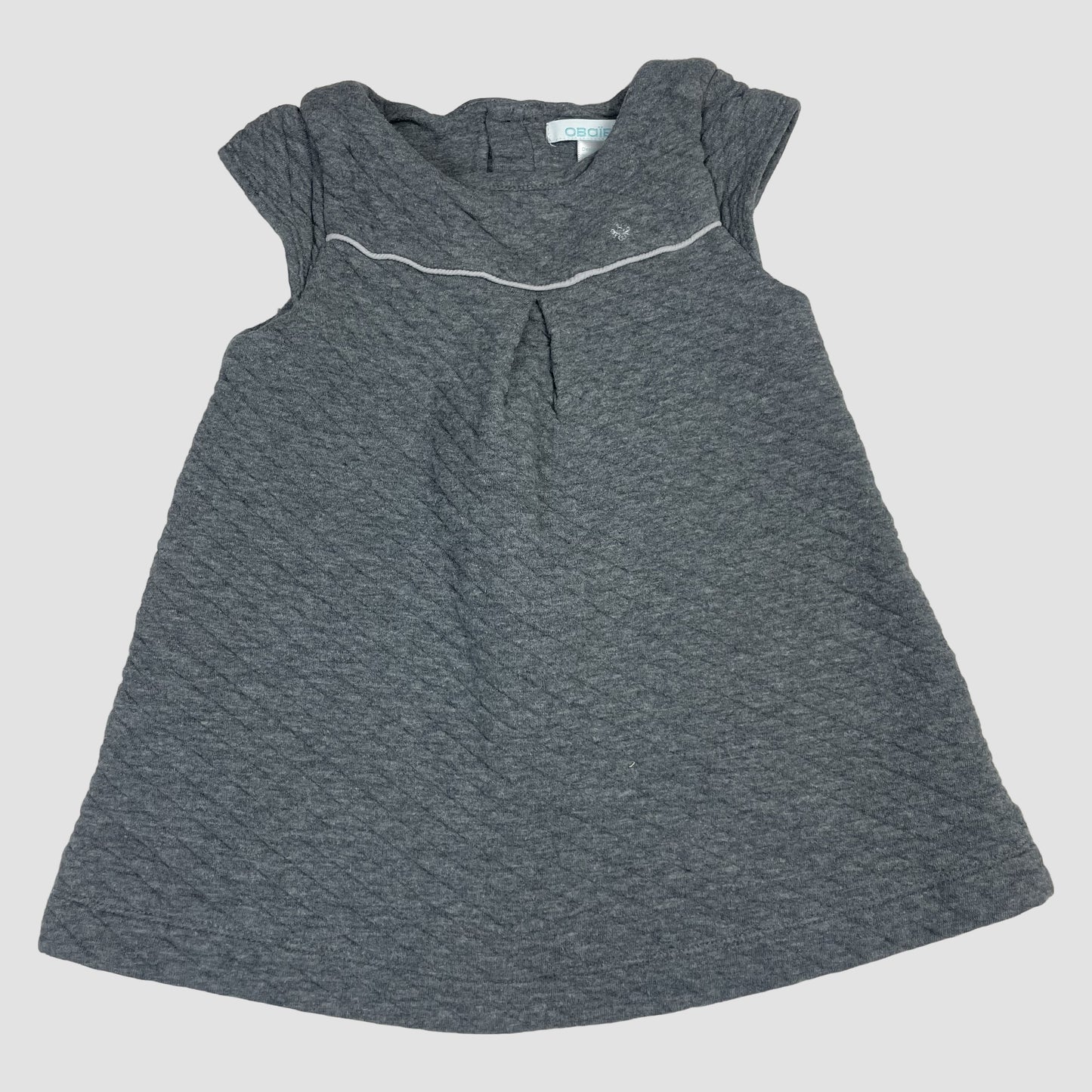 Graues Obaïbi Kleid in Größe 86 aus gesteppter Jersey-Baumwollmischung mit Knopfleiste hinten – front