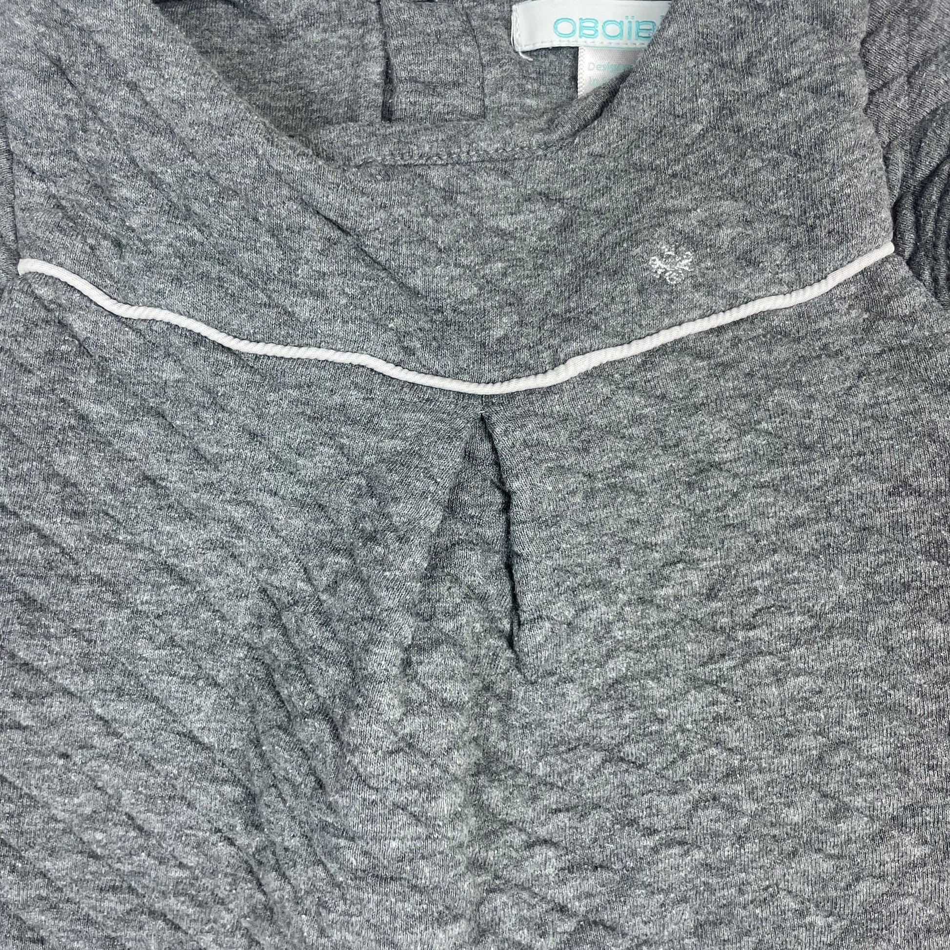 Graues Obaïbi Kleid in Größe 86 aus gesteppter Jersey-Baumwollmischung mit Knopfleiste hinten – detail