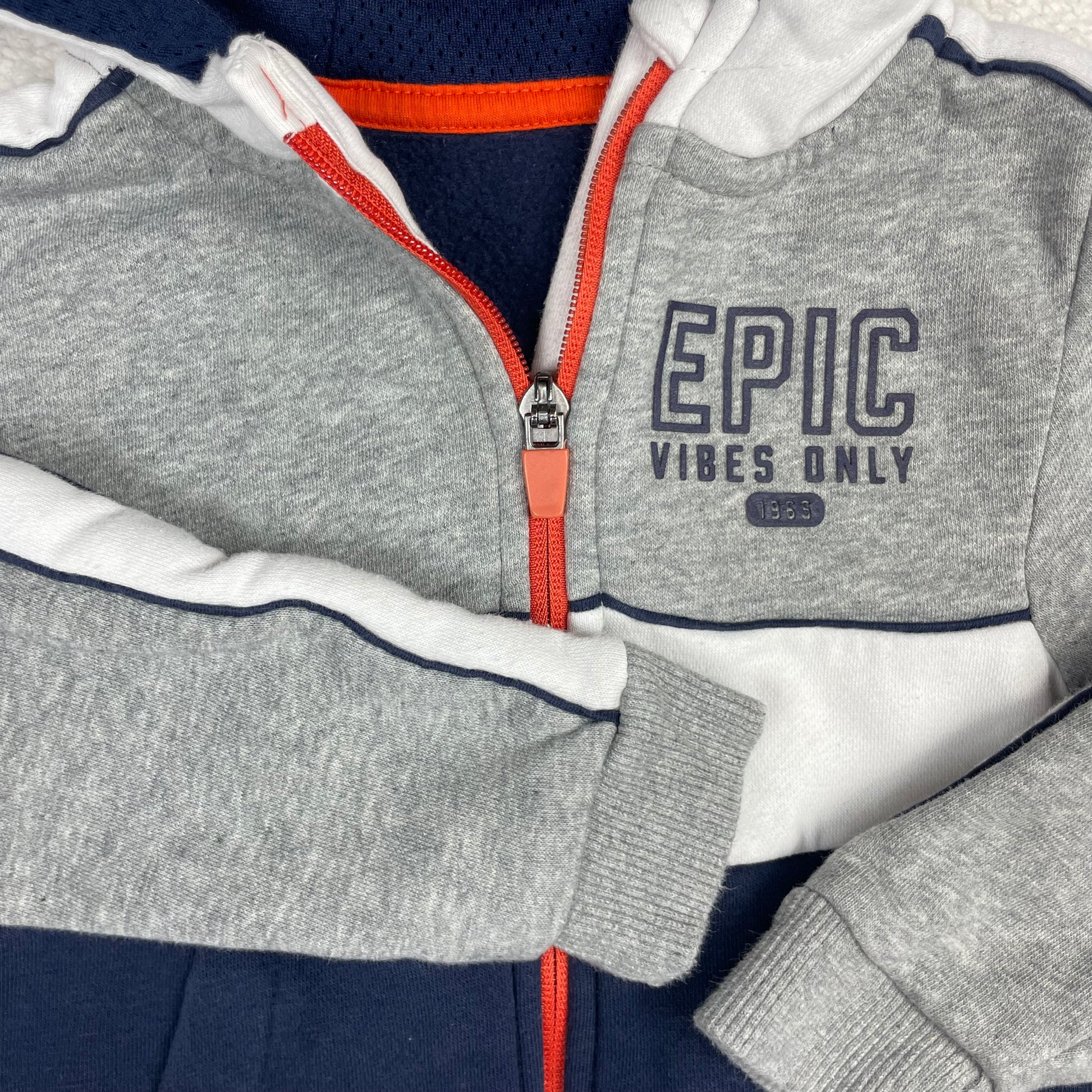 George Kapuzen-Sweatjacke blau/grau mit Reißverschluss und Print, Größe 2–3 Jahre – detail