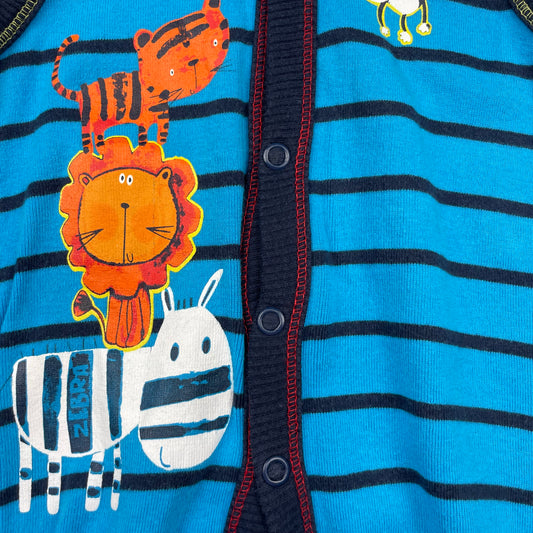 Blauer gestreifter Baby-Overall mit Kapuze und Tiermotiven – fabric