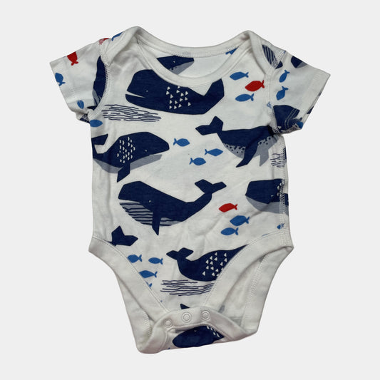 Weißer Baby Body mit Wal-Muster in Blau und Rot, Größe 0-3 Monate – front