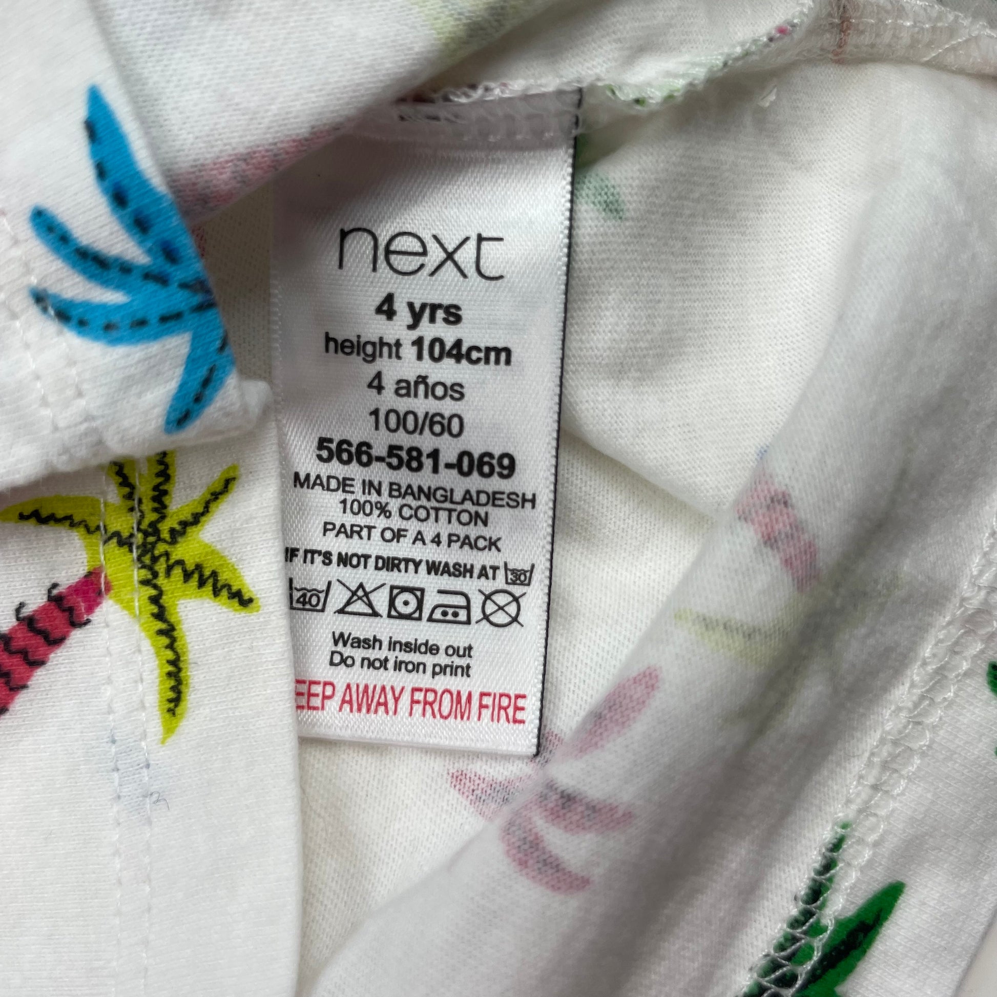 Farbenfrohes T-Shirt mit Palmenmuster für Kinder von Next in Größe 4 Jahre. – label