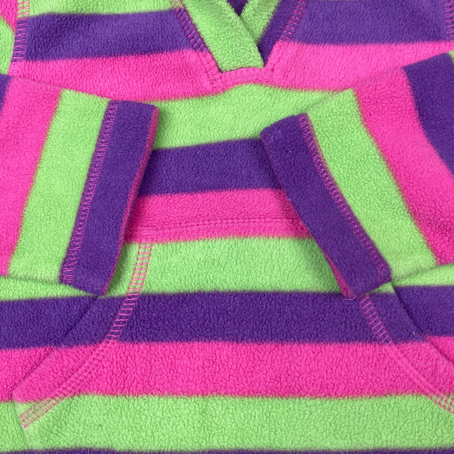 Gestreifter Fleece-Pullover mit Kapuze in Pink, Grün und Lila von George, Größe 1–1½ Jahre – detail