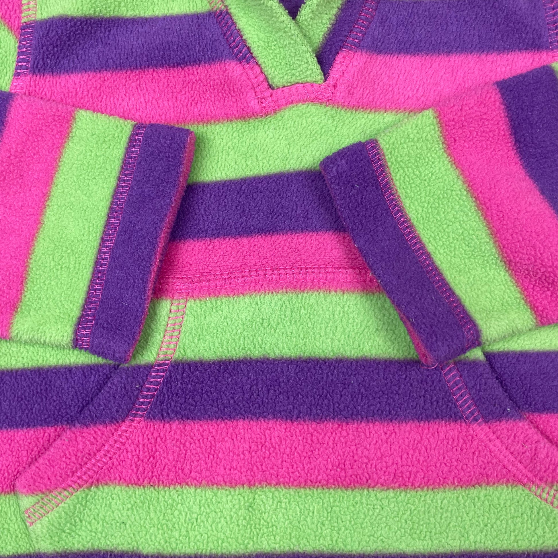 Gestreifter Fleece-Pullover mit Kapuze in Pink, Grün und Lila von George, Größe 1–1½ Jahre – detail