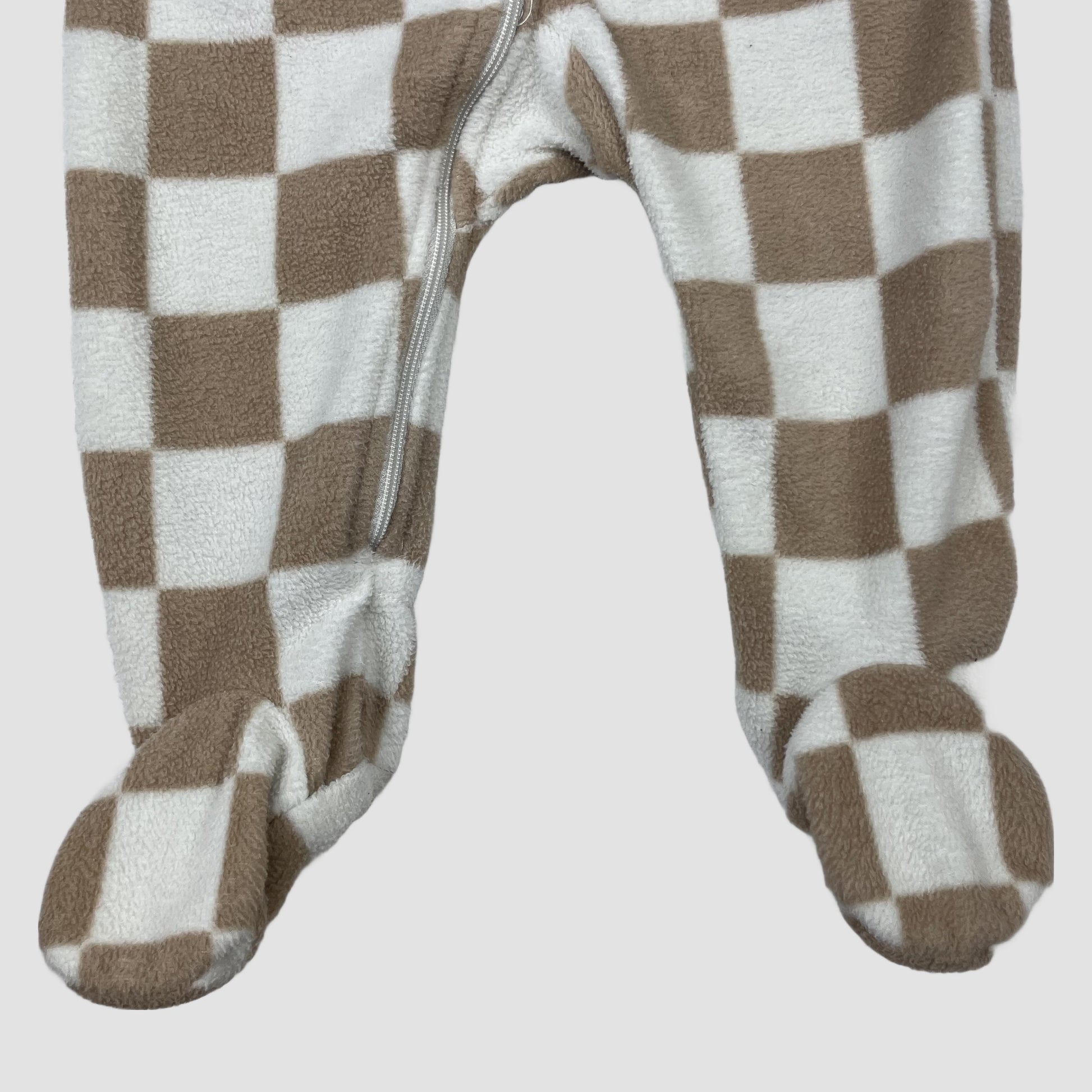 Beiger und weißer karierter Fleece-Schlafanzug mit Reißverschluss und Füßen von NEXT baby, Größe 3–6 Monate – zip