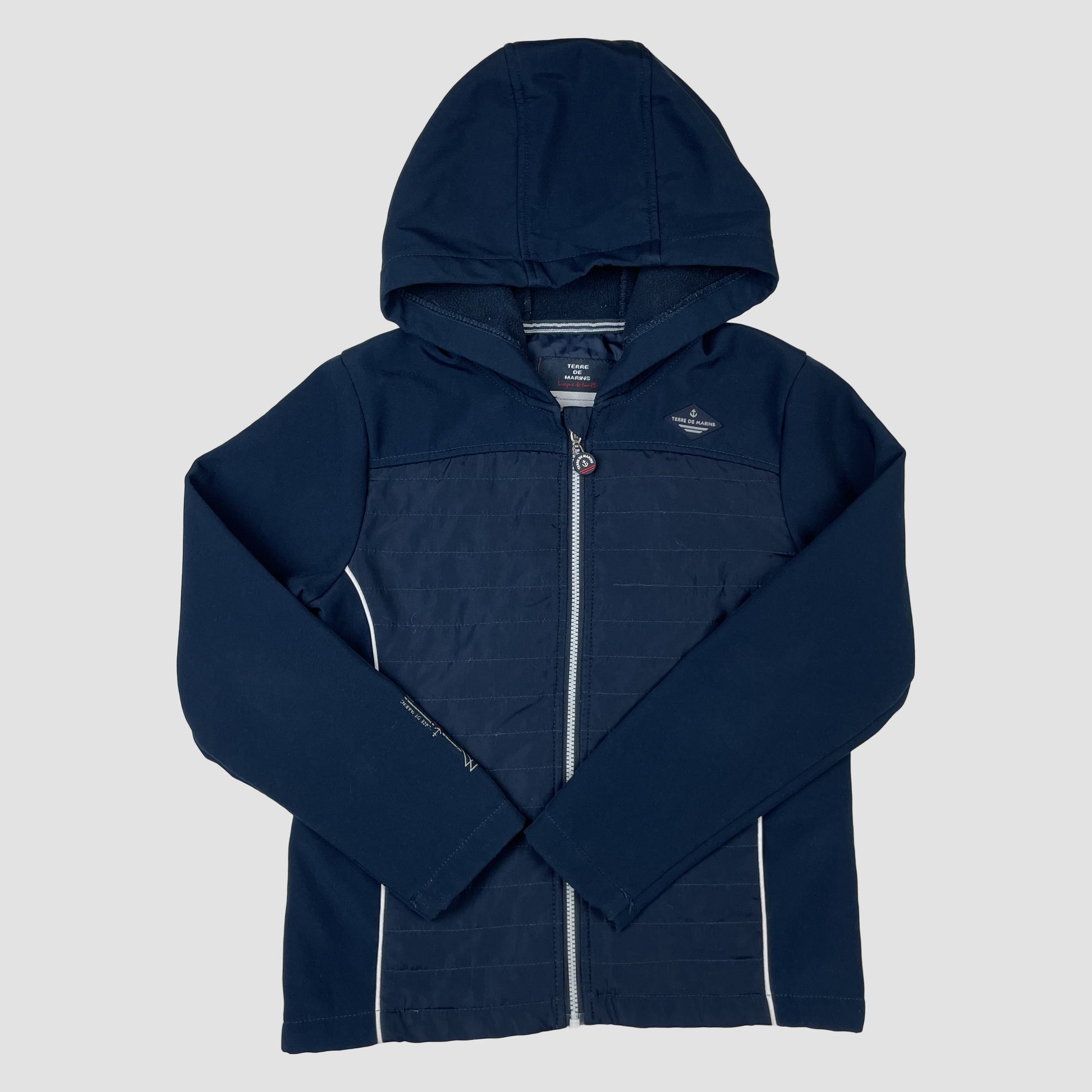 Dunkelblaue Kinder-Kapuzenjacke mit Reißverschluss und gesteppter Front – detail