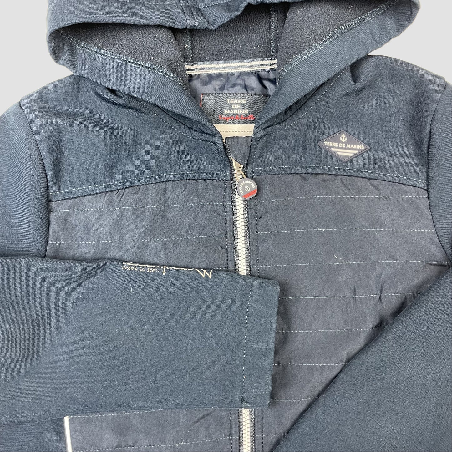 Dunkelblaue Kinder-Kapuzenjacke mit Reißverschluss und gesteppter Front