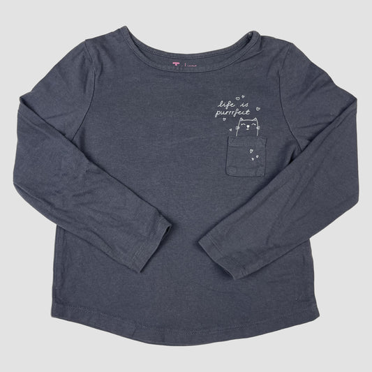 Dunkelgraues Langarmshirt von Tu mit kleiner Brusttasche und Katzenprint, Größe 4 Jahre (104) – front