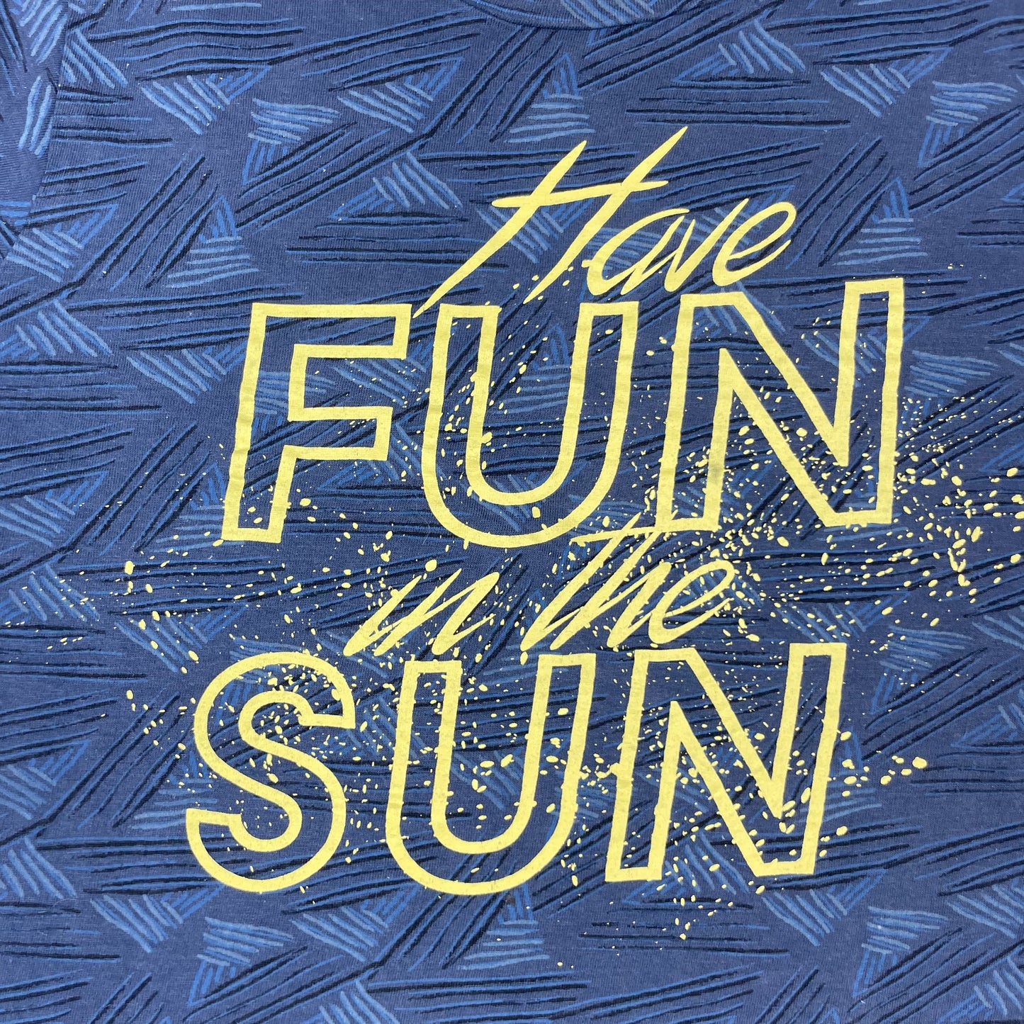 Blaues Kinder-T-Shirt mit gelbem Schriftprint „Have FUN in the SUN“, Größe 140 – detail