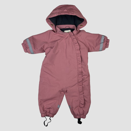 Rosa Winter-Overall von Petite Chérie Atelier, Größe 74, mit Kapuze, Rüschenleiste und reflektierenden Details.