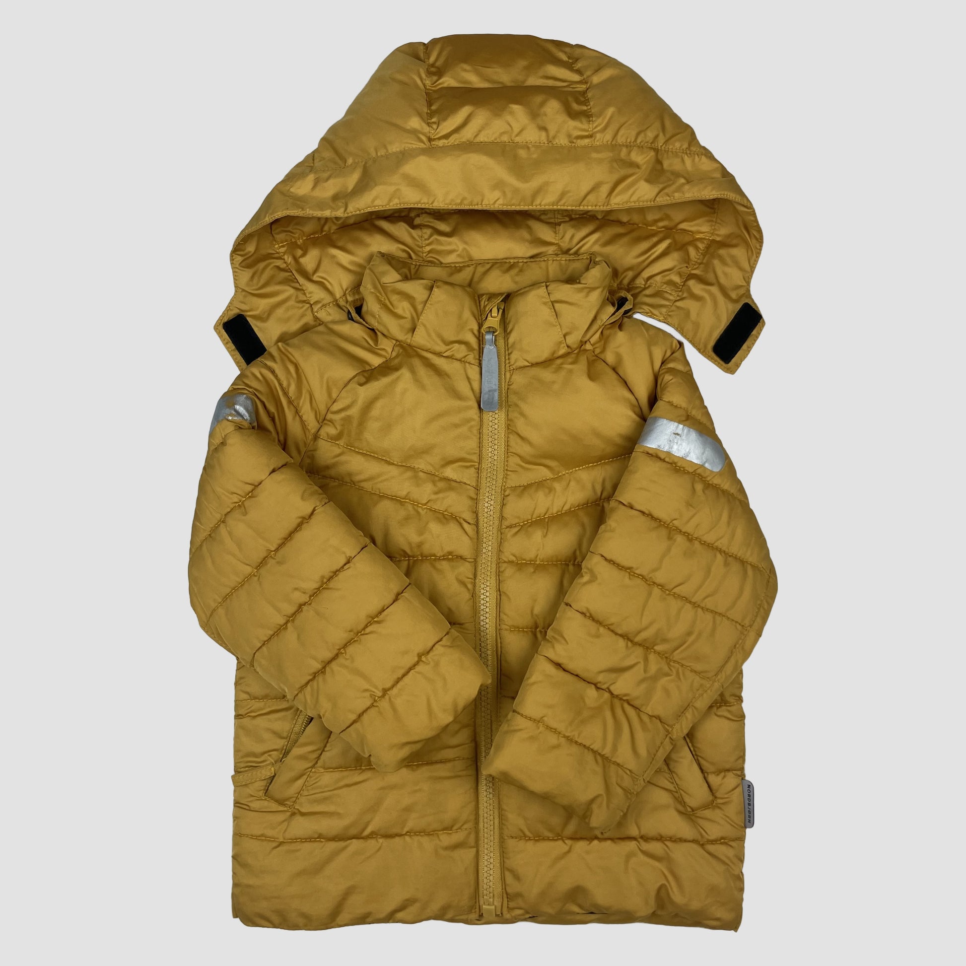 Senfgelbe Kinder-Steppjacke von Nordbjørn mit Kapuze, Reißverschluss und reflektierenden Details. – close‑up