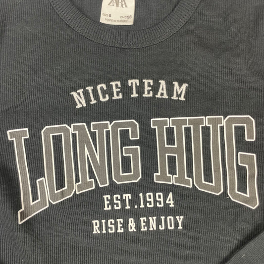 Schwarzes ZARA Langarmshirt mit Schriftzug „LONG HUG“, Größe 128 – detail