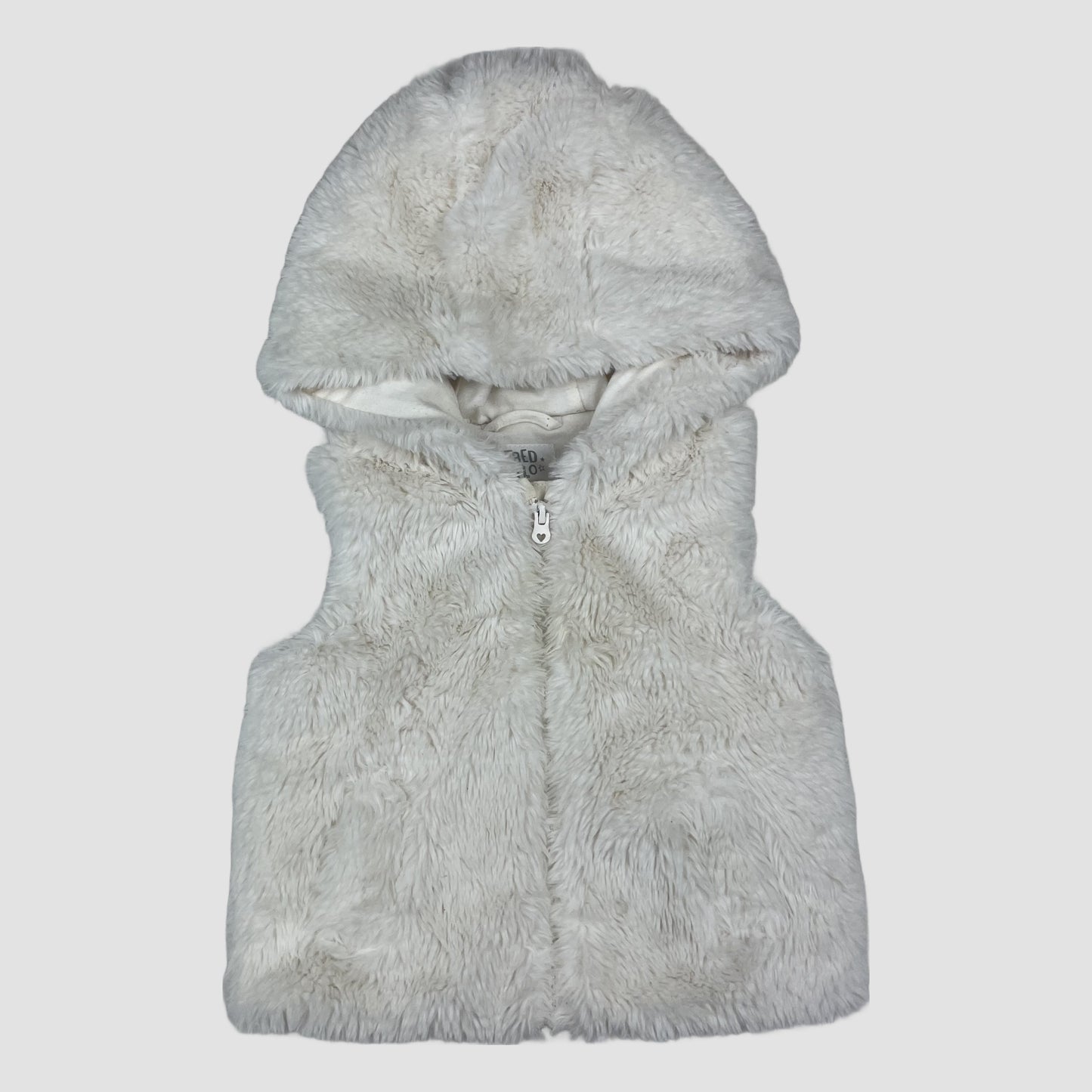 Weiße Kunstfell-Weste mit Kapuze von Fred & Flo, Größe 6–9 Monate – close‑up
