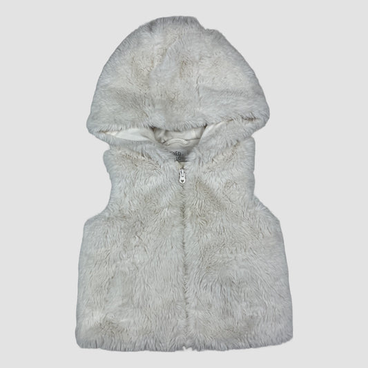 Weiße Kunstfell-Weste mit Kapuze von Fred & Flo, Größe 6–9 Monate – close‑up