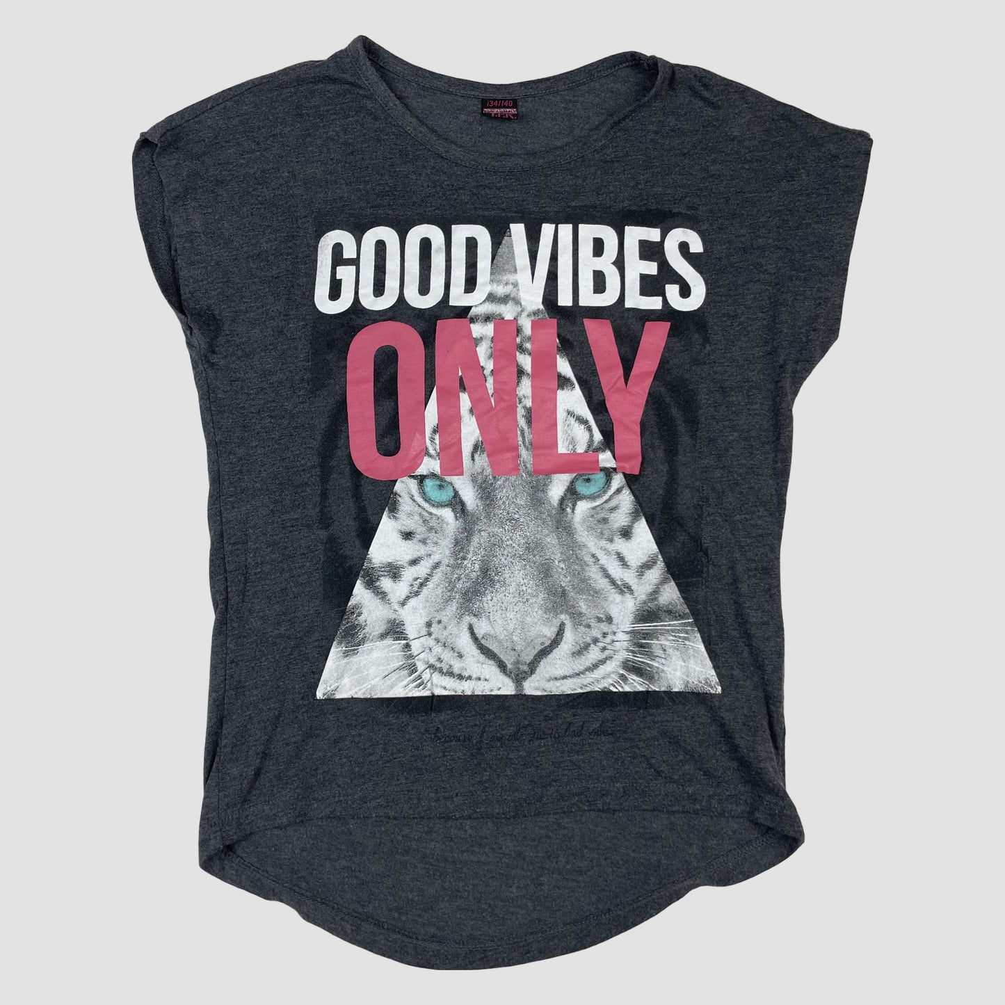Dunkelgraues Y.F.K. Kinder-T-Shirt mit 'GOOD VIBES ONLY' und Tigermotiv, Größe 134/140 – front