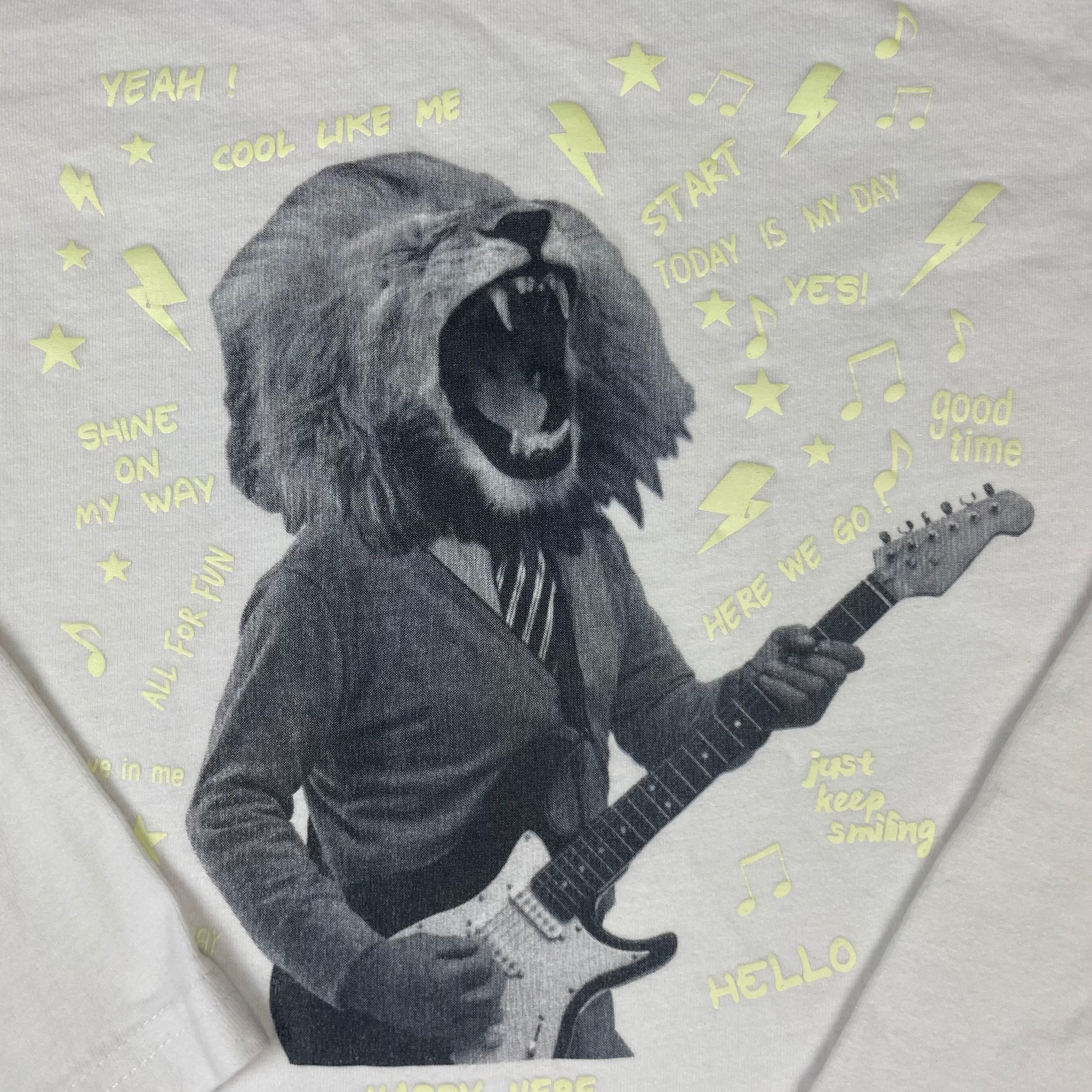 Weißes Langarmshirt von TAO mit Löwen-Gitarrist-Print, Größe 140 – detail