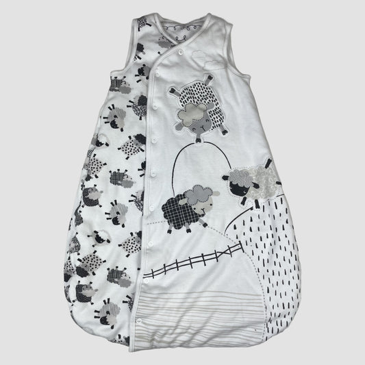 Nutmeg Schlafsack weiß-grau mit Schaf-Motiv, 0–6 Monate, TOG 2.5 – front
