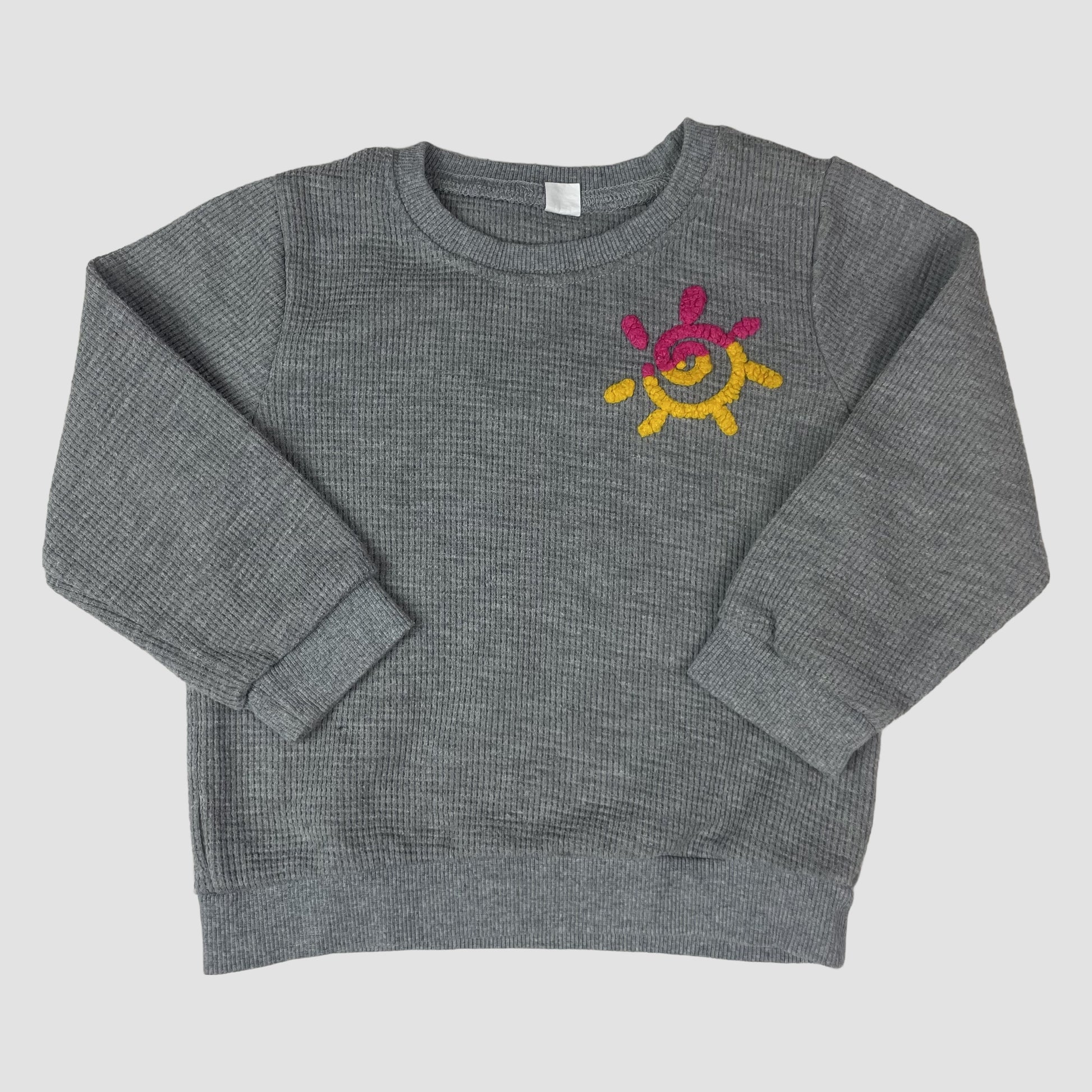 Grauer Kinder-Pullover in Waffelstruktur mit kleiner gelb-pinker Stickerei, Größe 2–3Y – front