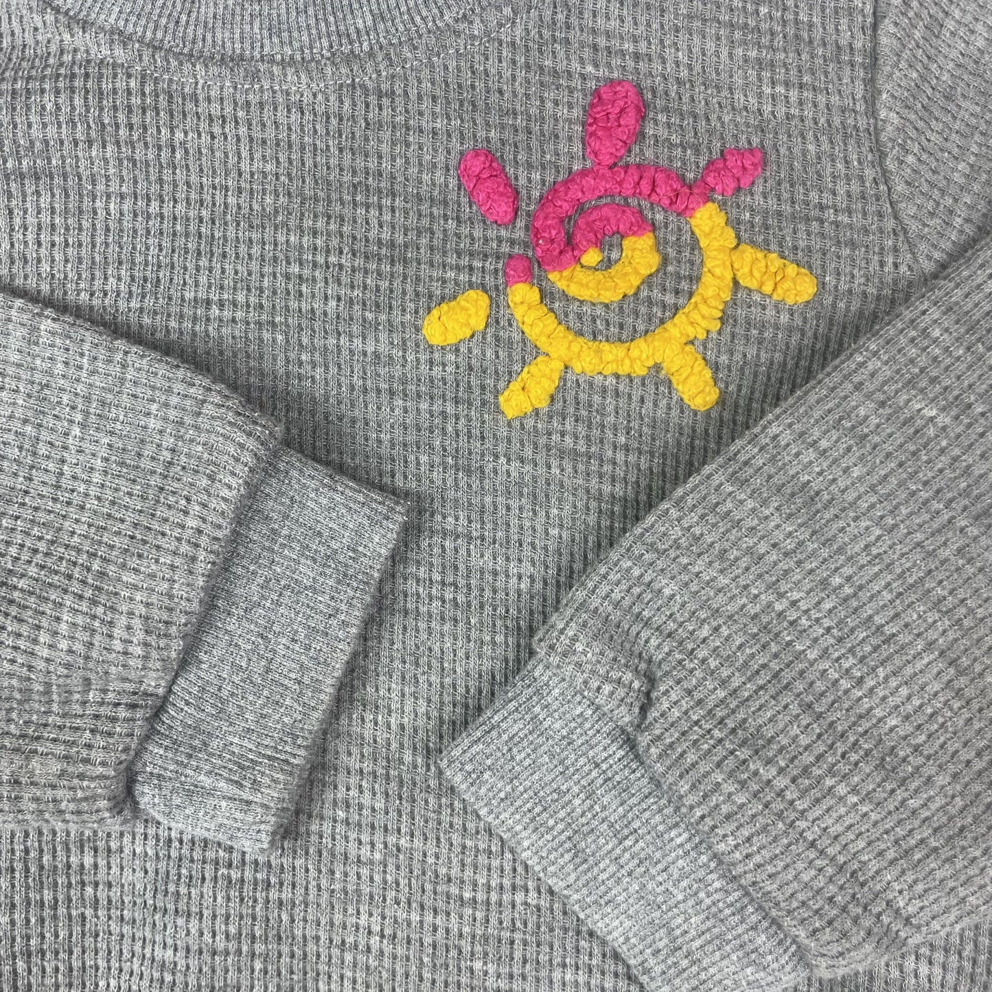 Grauer Kinder-Pullover in Waffelstruktur mit kleiner gelb-pinker Stickerei, Größe 2–3Y – detail