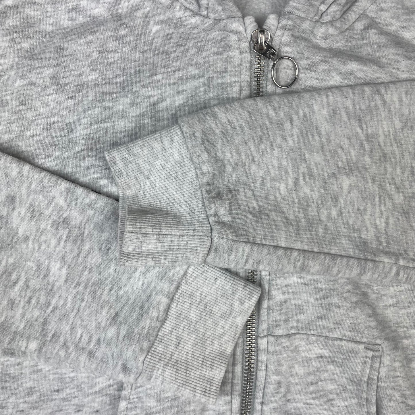 Graue Kapuzen-Sweatjacke von M&S mit Zebra-Details an den Schultern, Größe 8–9 Jahre. – detail