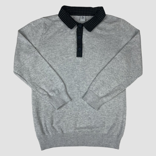 Grauer Tu Kinder-Pullover mit dunkelblau kariertem Polokragen, Größe 4–5 Jahre – front