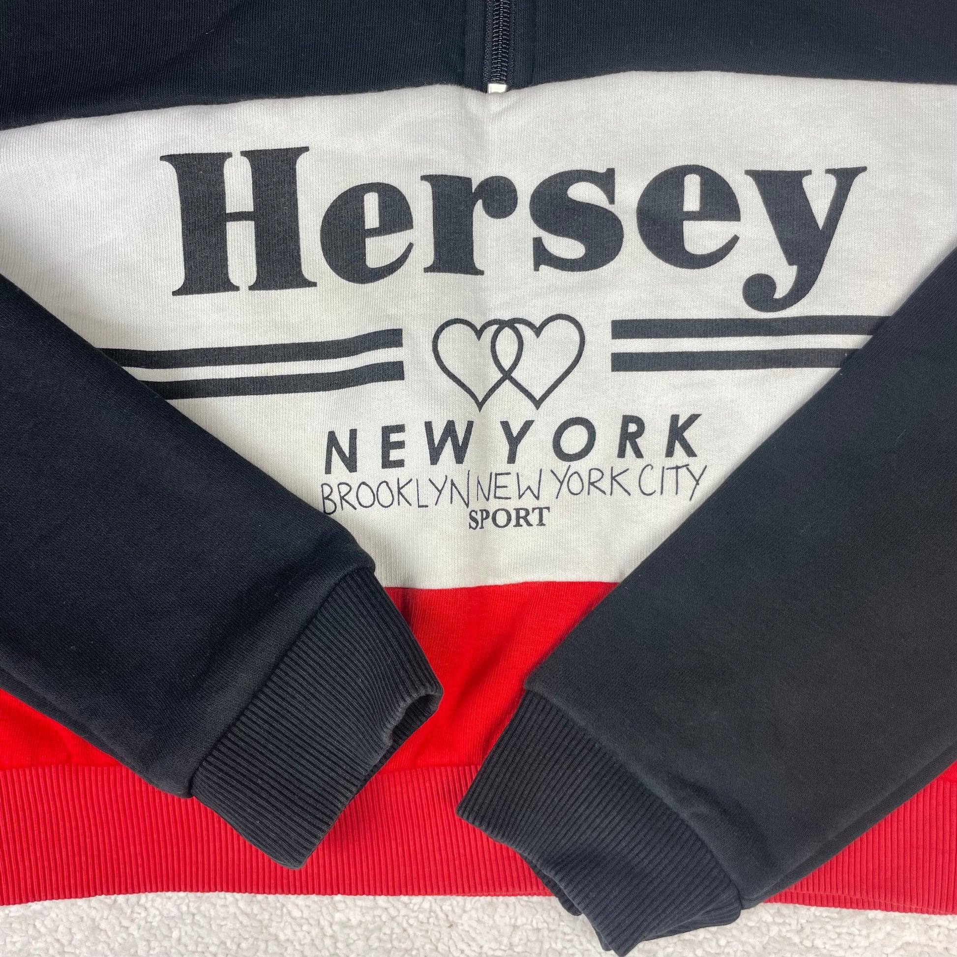 Hersey Sweatshirt schwarz/weiß/rot mit Half-Zip und Print, Größe 12–13 Jahre – detail