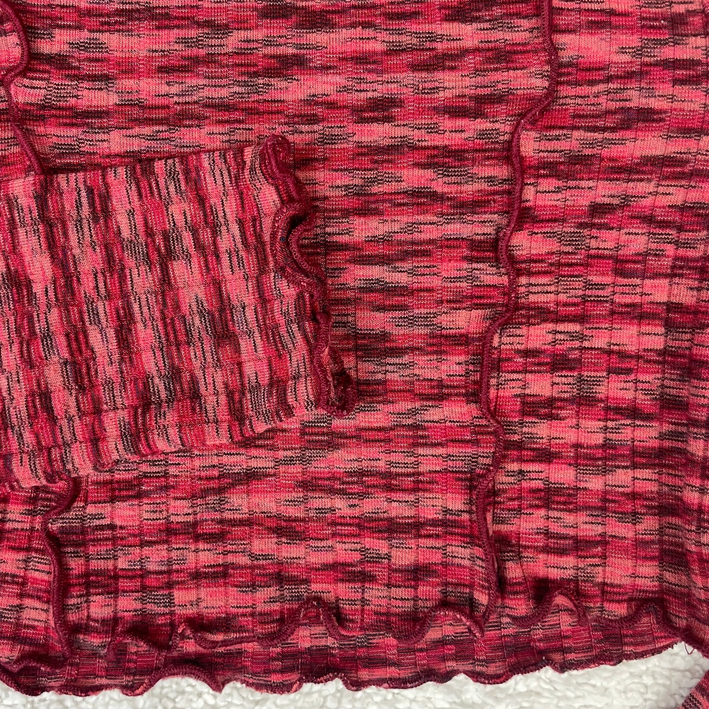 Rot-schwarz meliertes Langarm-Crop-Top mit Wellenkanten für Kinder, Größe 7 Jahre – detail