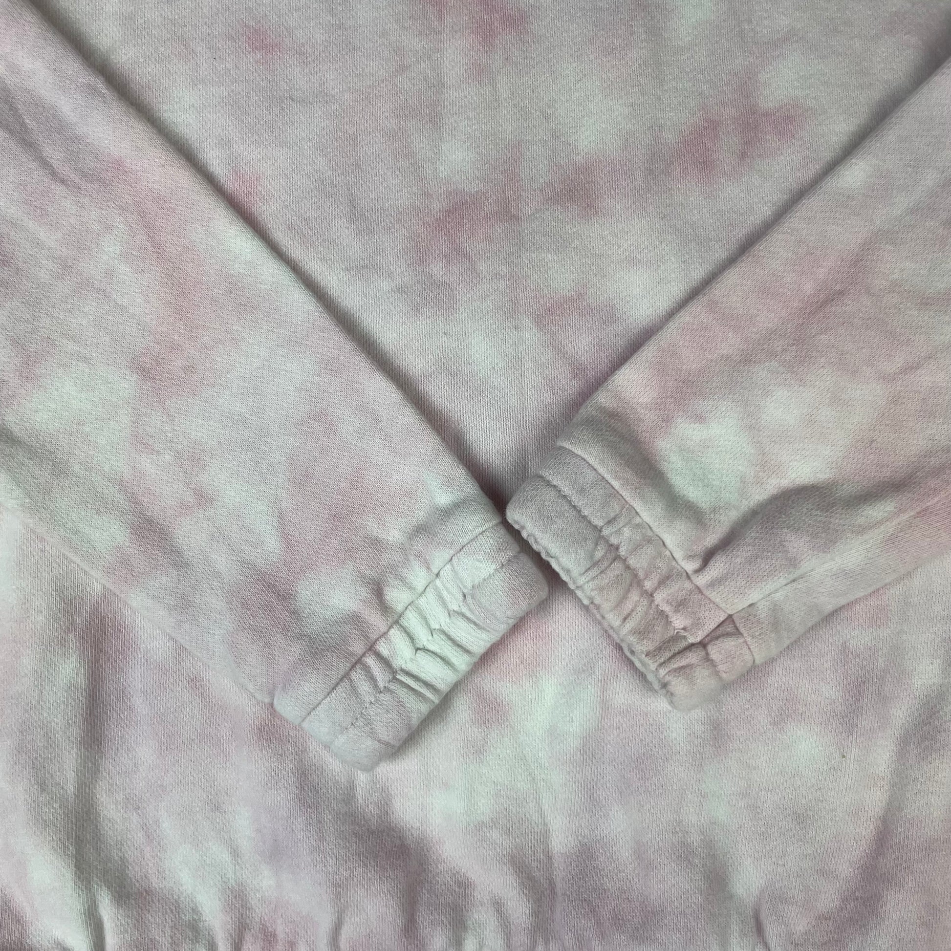 Rosa-weißes Tu Sweatshirt mit Batikmuster, Größe 146 (11 Jahre) – detail