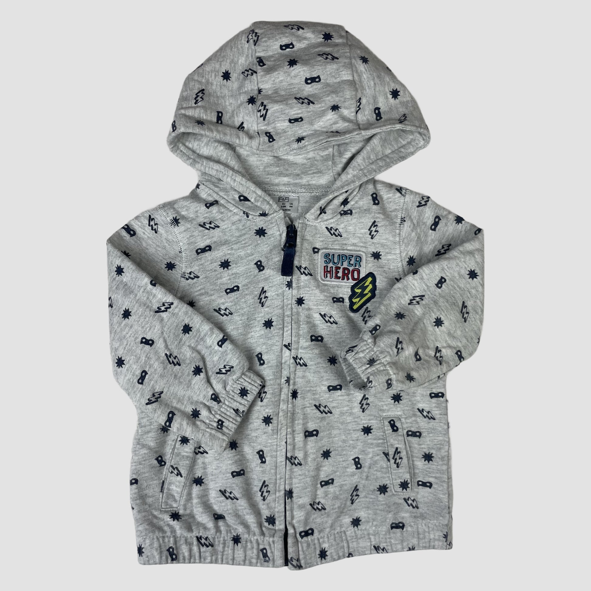 Graue F&F Kapuzenjacke mit Allover-Print und „Super Hero“-Patch, Größe 3–6 Monate – front