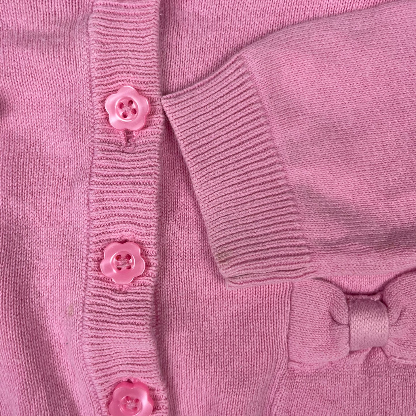 Rosa Strickjacke von George, Größe 1–1½ Jahre, Vorderseite mit Knopfleiste und Schleifen an Taschen – detail