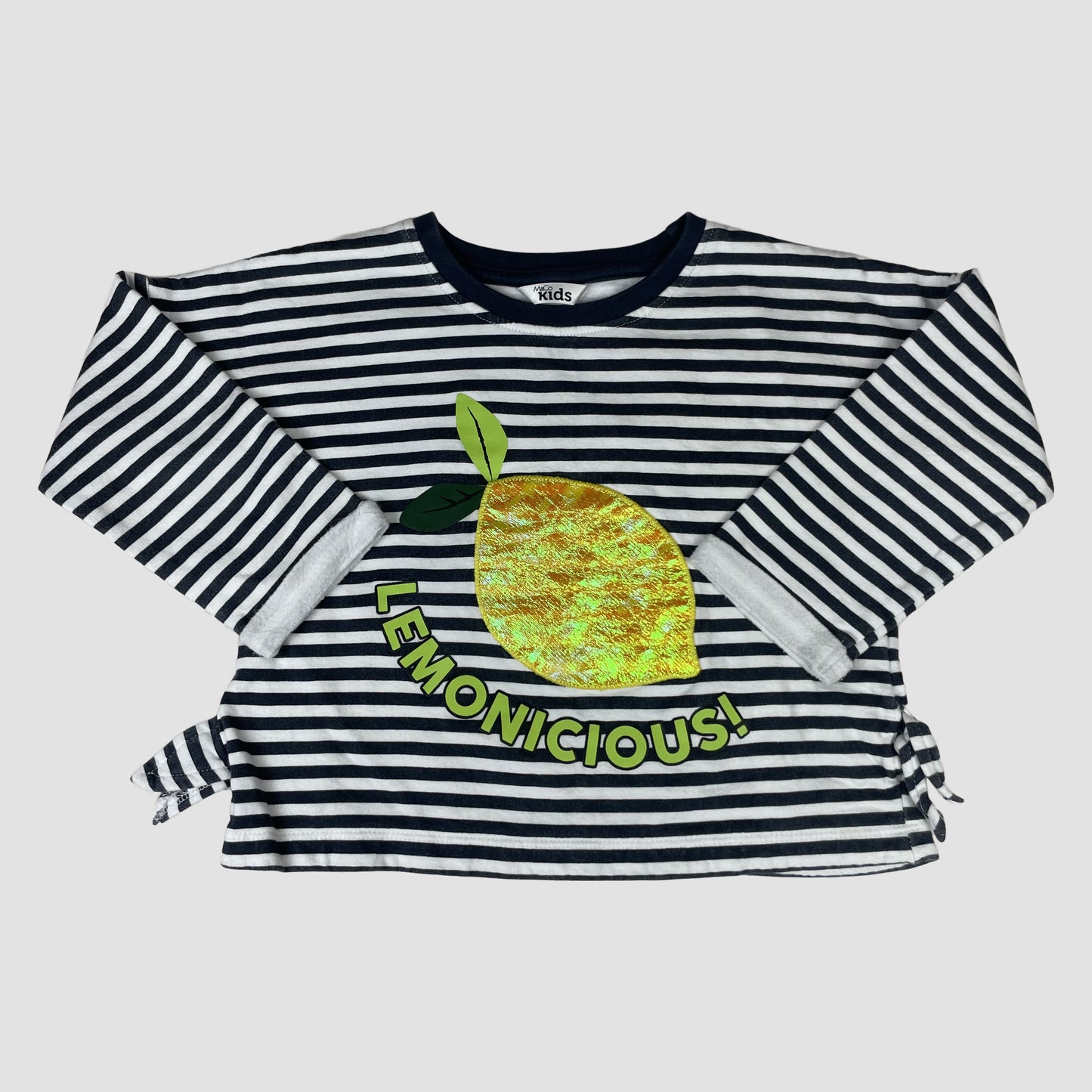 Dunkelblau-weiß gestreiftes Langarmshirt von M&Co mit Pailletten-Zitrone, Größe 104 – front